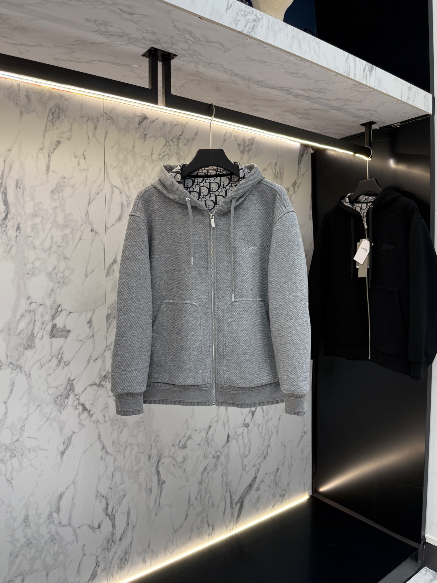 NO:488826,Dior (wool fleece) autumn style 2025 latest fashion designer shirts show the details everywhere, and the craftsmanship is sufficient. The design changes of high-end structural tailoring are to show the diverse image changes of men, which are slim and neat, and the tailoring is integrated to meet the popular multi-layered outfits and versatile styles of life!  W:8596 digits 48-56, dior,shirts,alexander wang19860909Dior（呢绒）秋款2025最新款时尚设计师款衬衫处处细节显工艺足够的高级结构性剪裁的设计改变来展现男士多样的形象变化,修身利落、剪裁合体,满足时下正流行的多层次穿搭,生活百搭款式！W:8596 码数48-56,,dior,shirts,alexander wang,Men's clothing