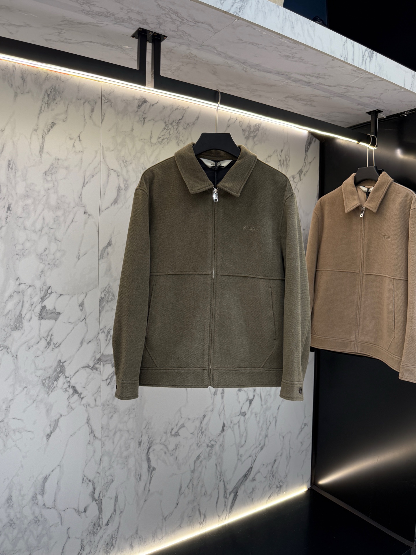 NO:488818,LP (wool fleece) autumn style 2025 latest fashion designer style, details everywhere, the craftsmanship is sufficiently advanced structural tailoring design changes to show the diverse image changes of men, slim and neat, tailoring, satisfying the popular multi-layered outfits and versatile life styles!  W8587 digits 48-56, loro piana, alexander wang19860909LP（呢绒）秋款2025最新款时尚设计师款处处细节显工艺足够的高级结构性剪裁的设计改变来展现男士多样的形象变化,修身利落、剪裁合体,满足时下正流行的多层次穿搭,生活百搭款式！W8587 码数48-56,,loro piana,alexander wang,Men's clothing