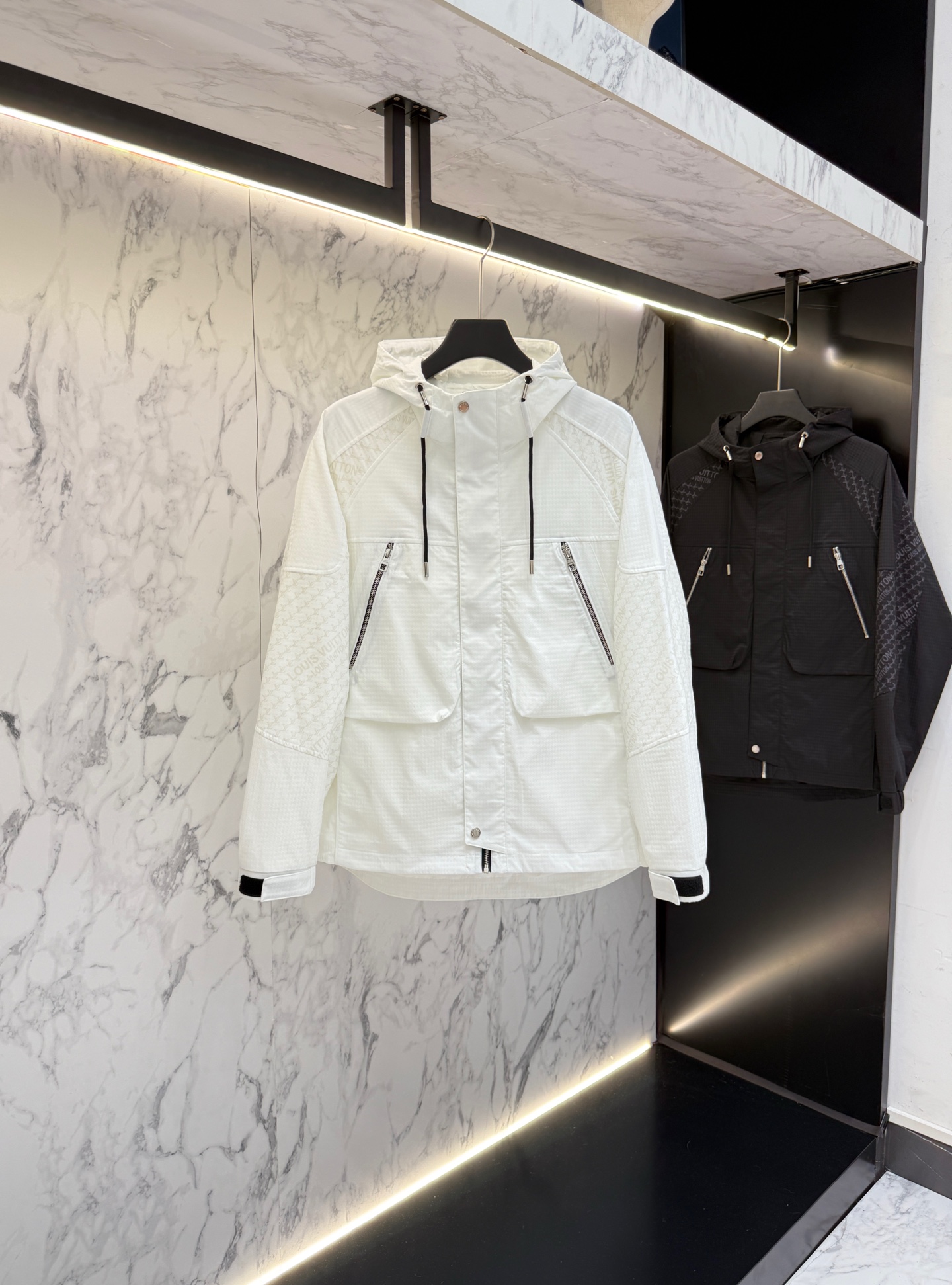 NO:515086,-LV Autumn 2025 latest fashion designer jacket jacket. Details are all over the world, and the craftsmanship is high-end. The design changes of structural tailoring are to show the diverse image changes of men, slim and neat, tailoring, and meet the popular multi-layered outfits nowadays, and the versatile style of life. W: 8562 Count 48-56,,louis vuitton, jackets & coats, jackets & coats, alexander wang19860909-LV 秋款2025最新款时尚设计师款夹克外套.处处细节显工艺足够的高级 结构性剪裁的设计改变来展现男士多样的形象变化,修身利落、剪裁合体,满足时下正流行的多层次穿搭,生活百搭款式 W:8562 码数48-56,,louis vuitton,jackets & coats,jackets & coats,alexander wang,Men's clothing