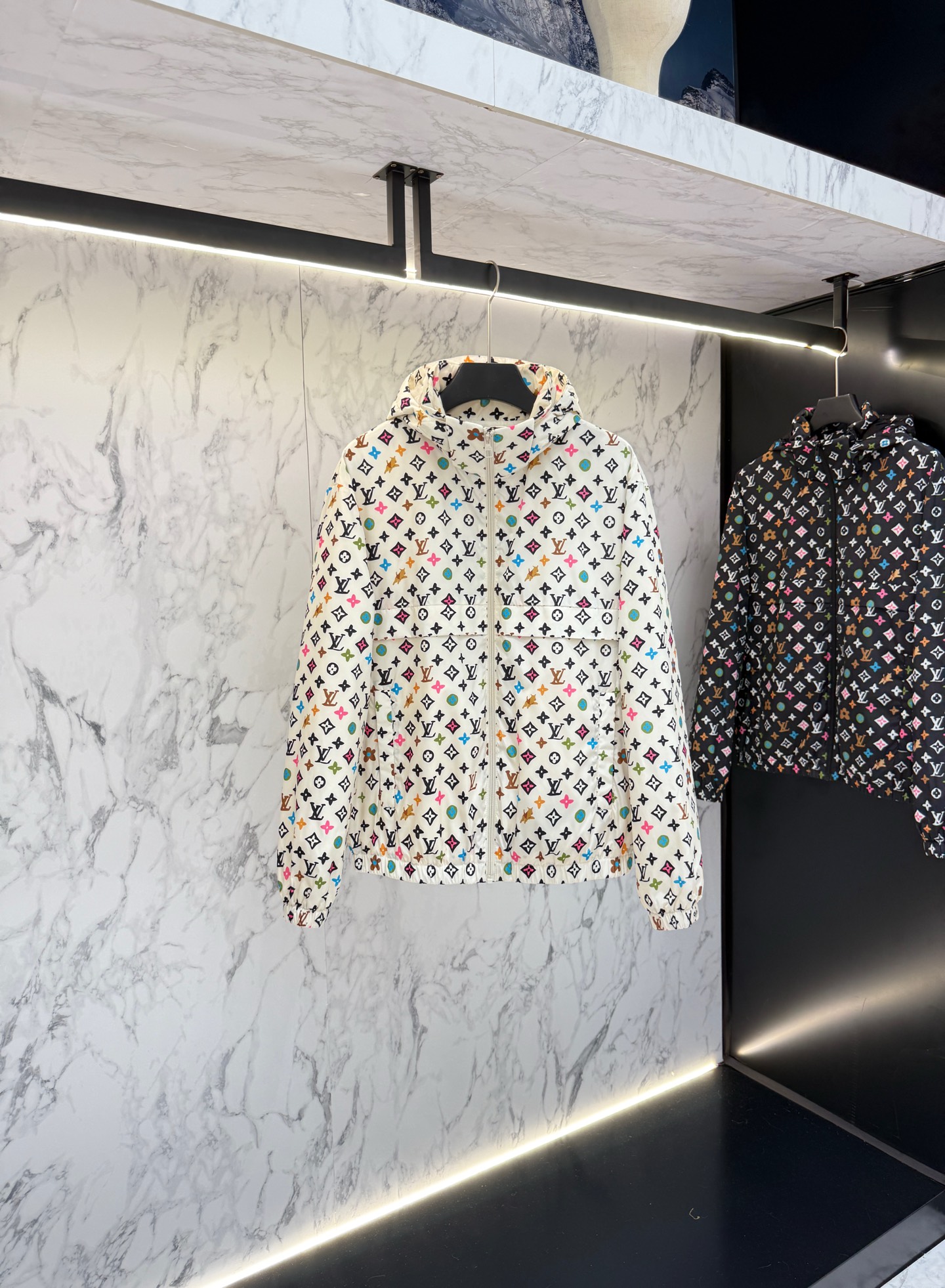 NO:519292,New product LV autumn style 2025 latest fashion designer jacket jacket. Details show the design changes of high-end structural tailoring to show the diverse image changes of men, slim and neat, tailoring, meet the popular multi-layered outfits nowadays, and versatile styles of life. T:761 Number of 48-56,,louis vuitton, jackets & coats, jackets & coats, alexander wang19860909新品 LV 秋款2025最新款时尚设计师款夹克外套.处处细节显工艺足够的高级结构性剪裁的设计改变来展现男士多样的形象变化,修身利落、剪裁合体,满足时下正流行的多层次穿搭,生活百搭款式 T:761 码数48-56,,louis vuitton,jackets & coats,jackets & coats,alexander wang,Men's clothing