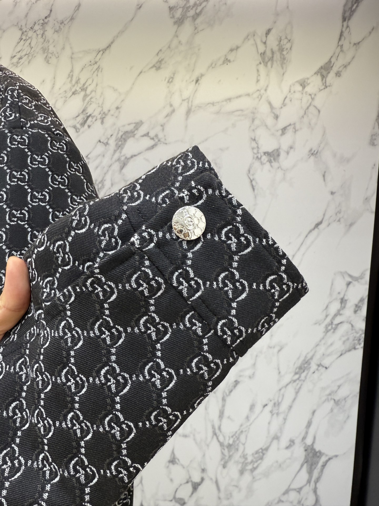 GUCCl 秋款2025最新款时尚设计师款夹克外套.处处细节显工艺足够的高级 结构性剪裁的设计改变来展现