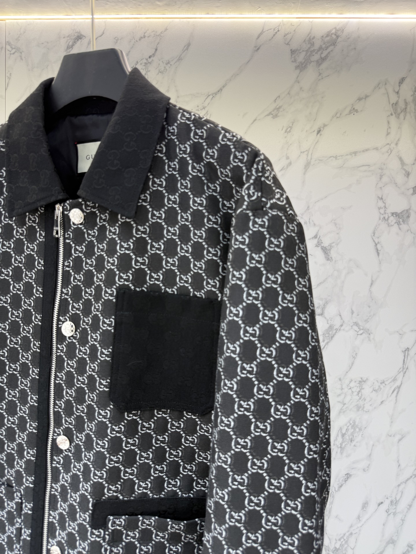 GUCCl 秋款2025最新款时尚设计师款夹克外套.处处细节显工艺足够的高级 结构性剪裁的设计改变来展现