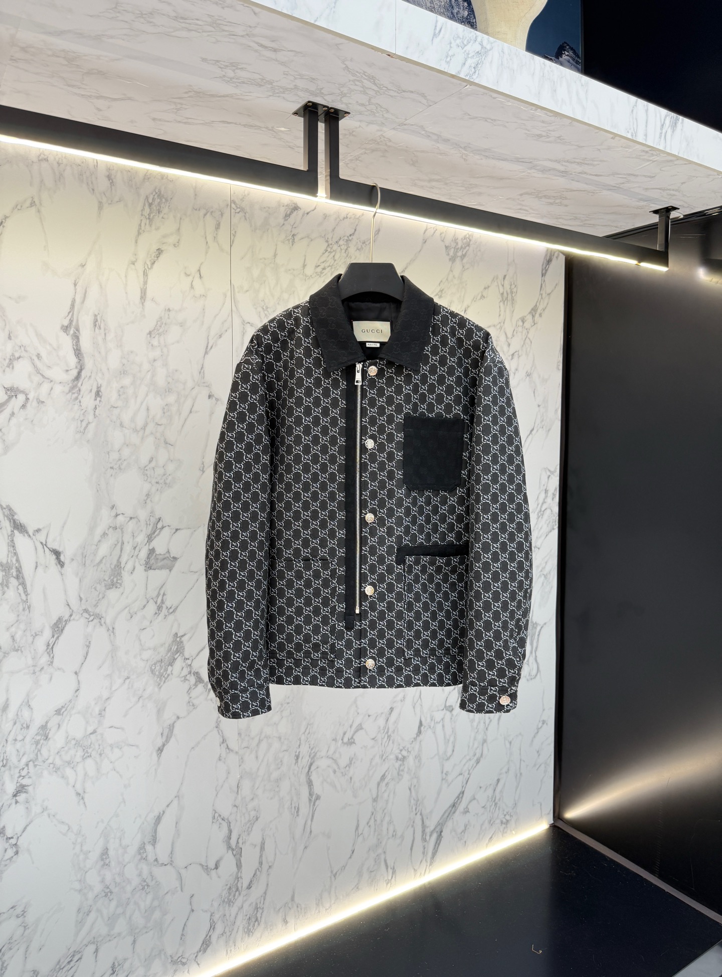 NO:519294,New product GUCCl autumn style 2025 latest fashion designer jacket. Details everywhere show the design changes of high-end structural tailoring to show the diverse image changes of men, slim and neat, tailoring, meet the popular multi-layered outfits and versatile styles of life!  T696 digits 48-56, gucci,jackets & coats,jackets & coats,alexander wang19860909新品 GUCCl 秋款2025最新款时尚设计师款夹克外套.处处细节显工艺足够的高级结构性剪裁的设计改变来展现男士多样的形象变化,修身利落、剪裁合体,满足时下正流行的多层次穿搭,生活百搭款式！T696 码数48-56,,gucci,jackets & coats,jackets & coats,alexander wang,Men's clothing