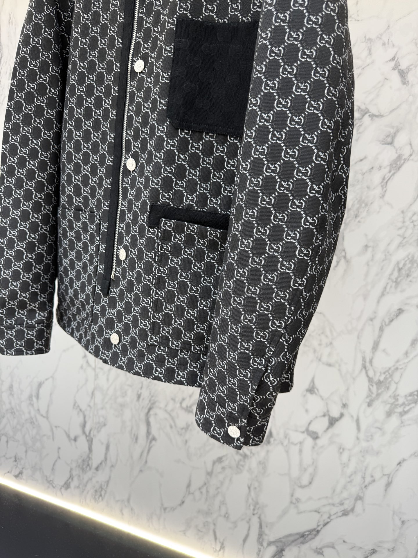 GUCCl 秋款2025最新款时尚设计师款夹克外套.处处细节显工艺足够的高级 结构性剪裁的设计改变来展现