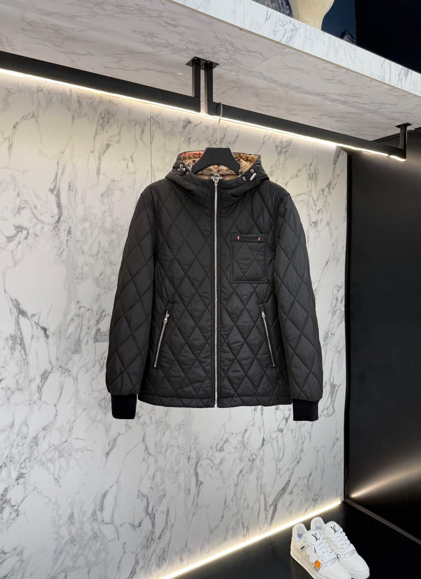 NO:486510,The latest fashion designer cotton jacket for autumn 2025. The details show the craftsmanship and the design changes of high-end structural tailoring are enough to show the diverse image changes of men, slim and neat, and tailoring, satisfying the popular multi-layered outfits and versatile life styles!  R:125 digits 48-56,,,burberry,jackets & coats,alexander wang19860909放货价 Bur berry 秋款2025最新款时尚设计师款棉服外套.处处细节显工艺足够的高级结构性剪裁的设计改变来展现男士多样的形象变化,修身利落、剪裁合体,满足时下正流行的多层次穿搭,生活百搭款式！R:125 码数48-56,,,burberry,jackets & coats,alexander wang,Men's clothing