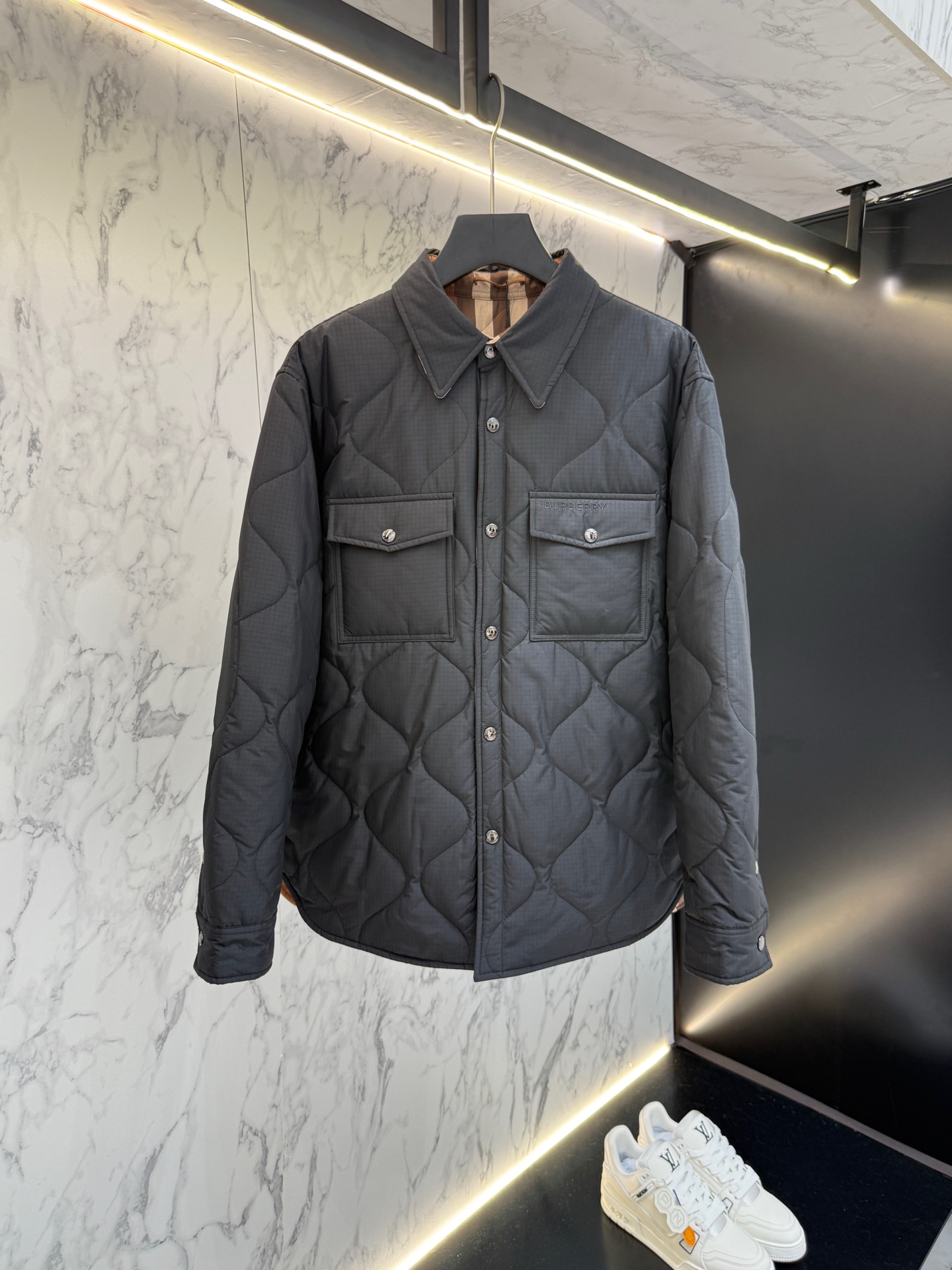 “Burberry 2025 Men’s Cotton Coat with Structural Cutting Changes – Price $1296” - 图片 2