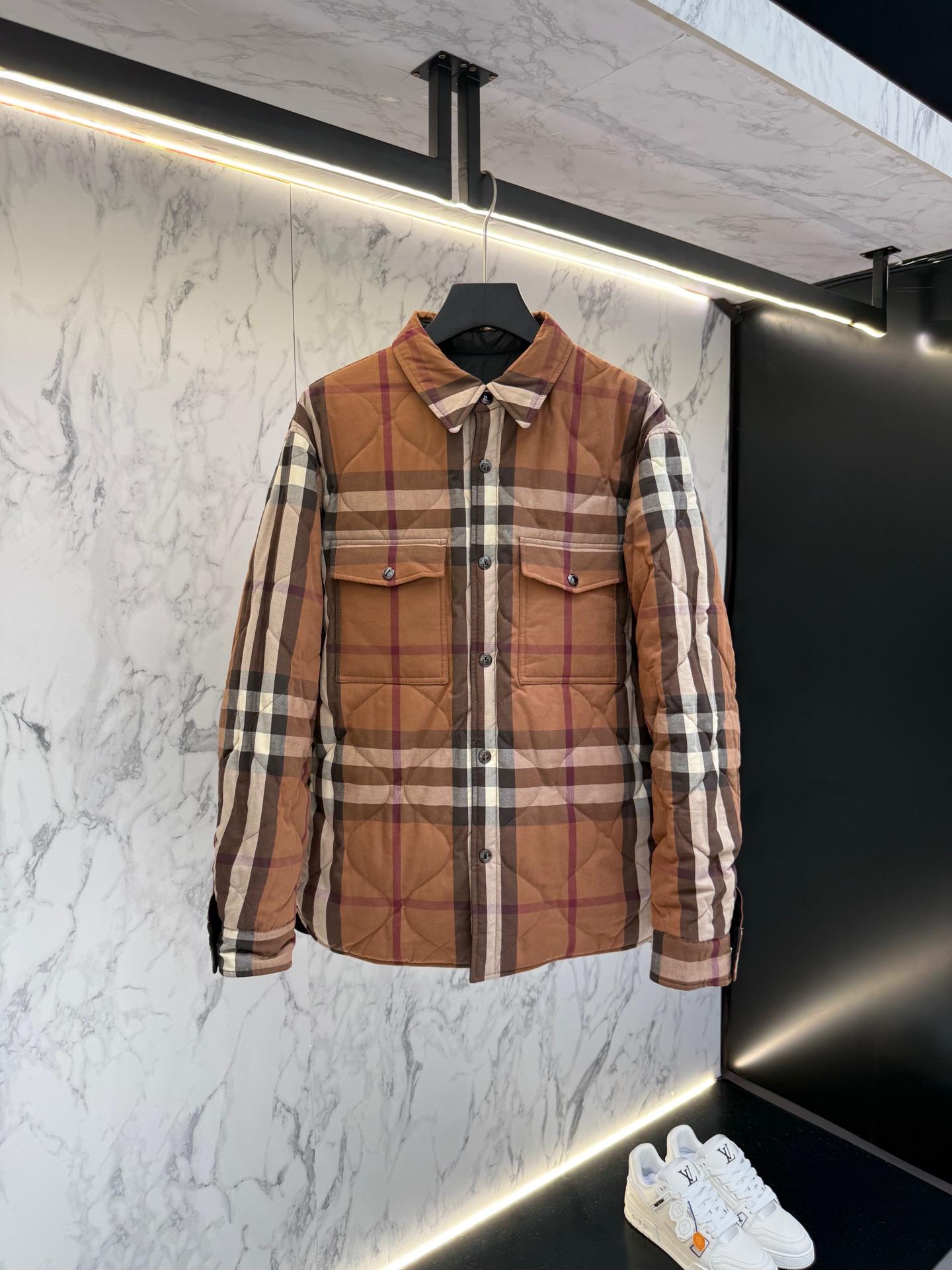 “Burberry 2025 Men’s Cotton Coat with Structural Cutting Changes – Price $1296” - 图片 3
