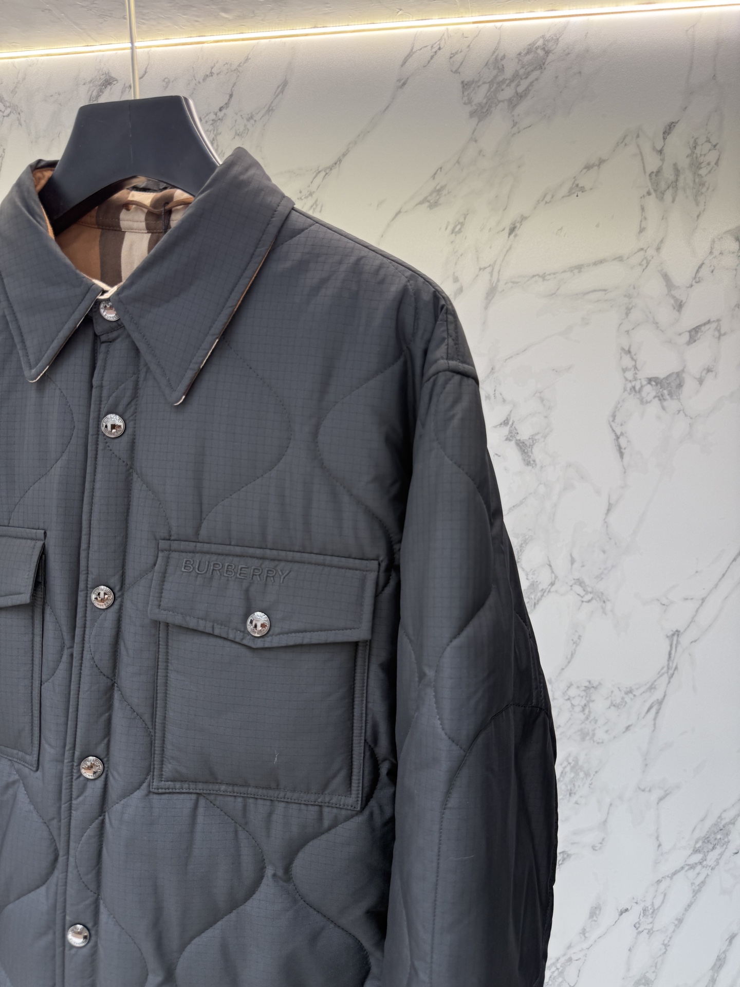 “Burberry 2025 Men’s Cotton Coat with Structural Cutting Changes – Price $1296” - 图片 6