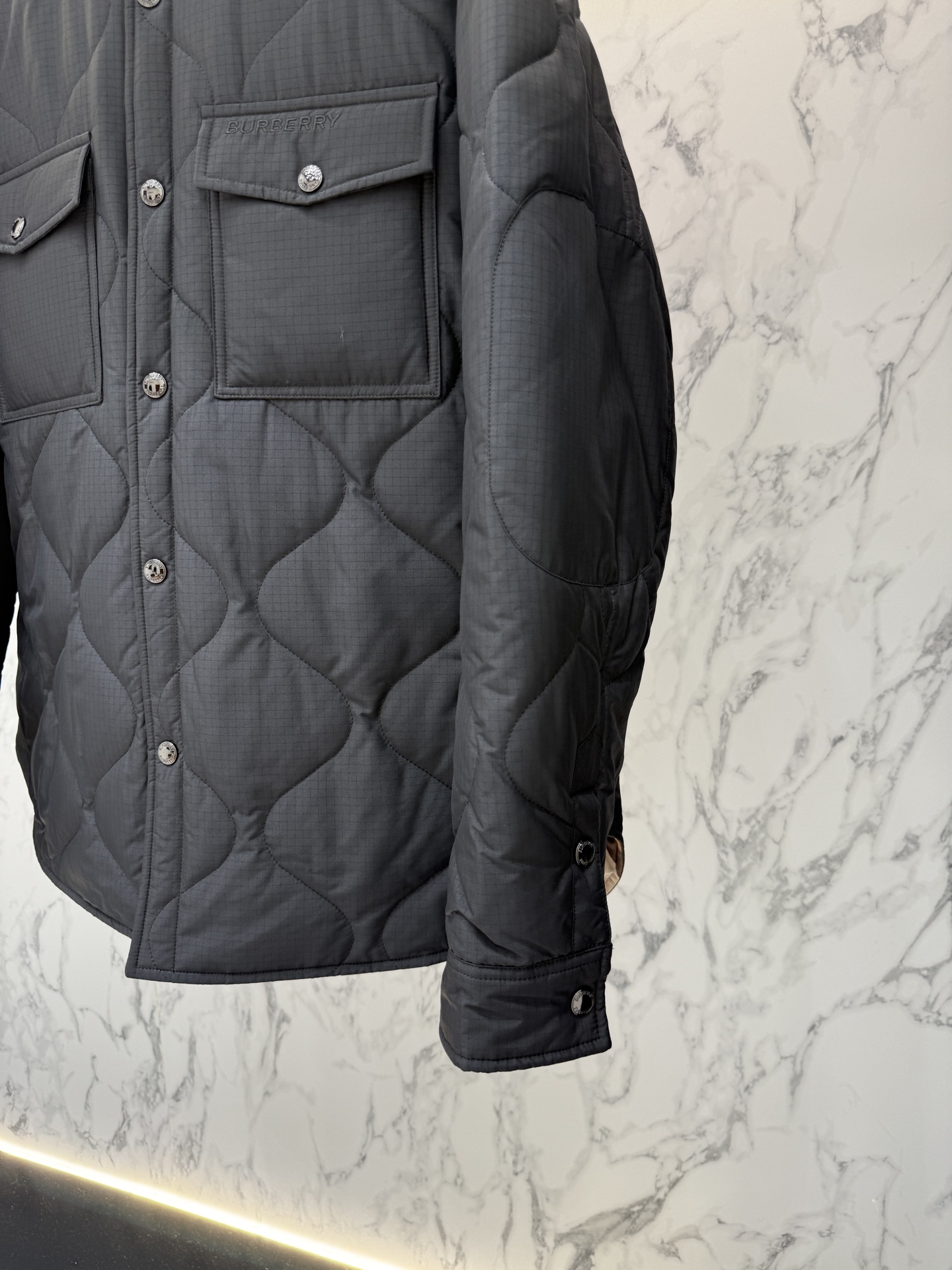 “Burberry 2025 Men’s Cotton Coat with Structural Cutting Changes – Price $1296” - 图片 7
