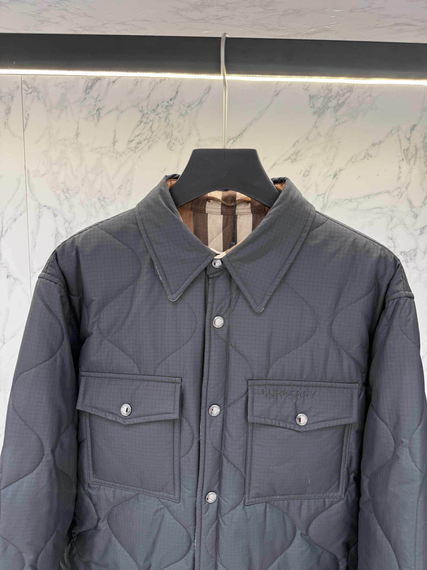 “Burberry 2025 Men’s Cotton Coat with Structural Cutting Changes – Price $1296” - 图片 4