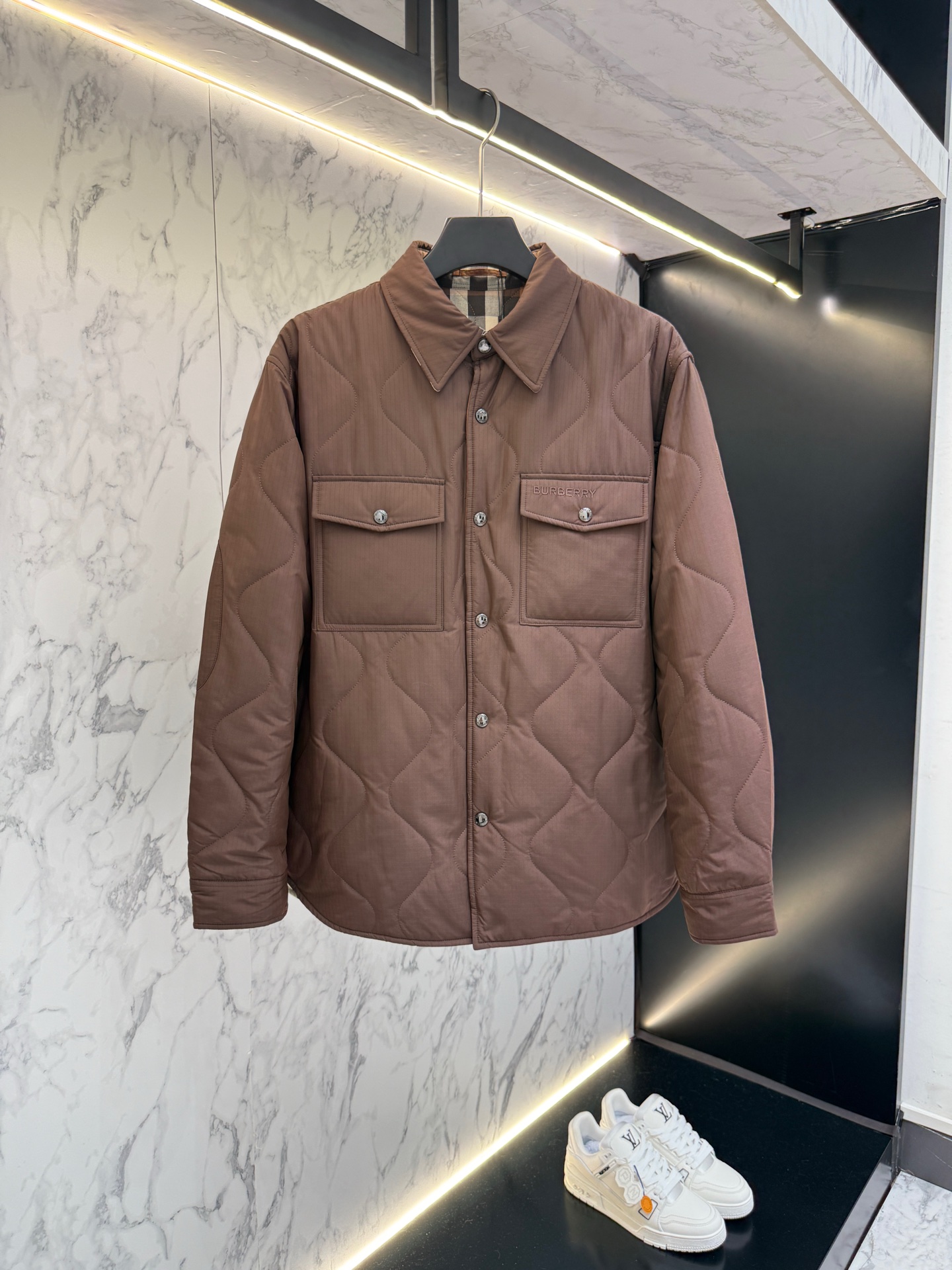 “Burberry 2025 Men’s Cotton Coat: Latest Fashion Designer Structural Cutting Changes and Multi-Level Dress Trends” - 图片 2