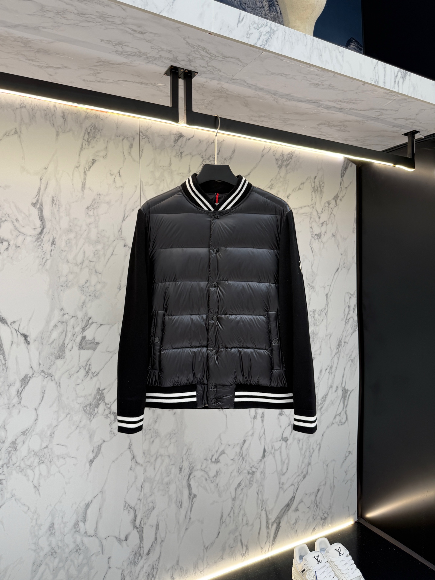 NO:538954,New product Moncler down jacket 2025 latest fashion designer down jacket. Details show the design changes of high-end structural tailoring to show the diverse image changes of men, slim and neat, tailoring, meet the popular multi-layered outfits nowadays, versatile styles of life R8015 12345,,jackets & coats,down jacket,alexander wang19860909新品 Moncler 羽绒服2025最新款时尚设计师款羽绒外套.处处细节显工艺足够的高级结构性剪裁的设计改变来展现男士多样的形象变化,修身利落、剪裁合体,满足时下正流行的多层次穿搭,生活百搭款式 R8015 码数12345,,jackets & coats,down jacket,alexander wang,Men's clothing