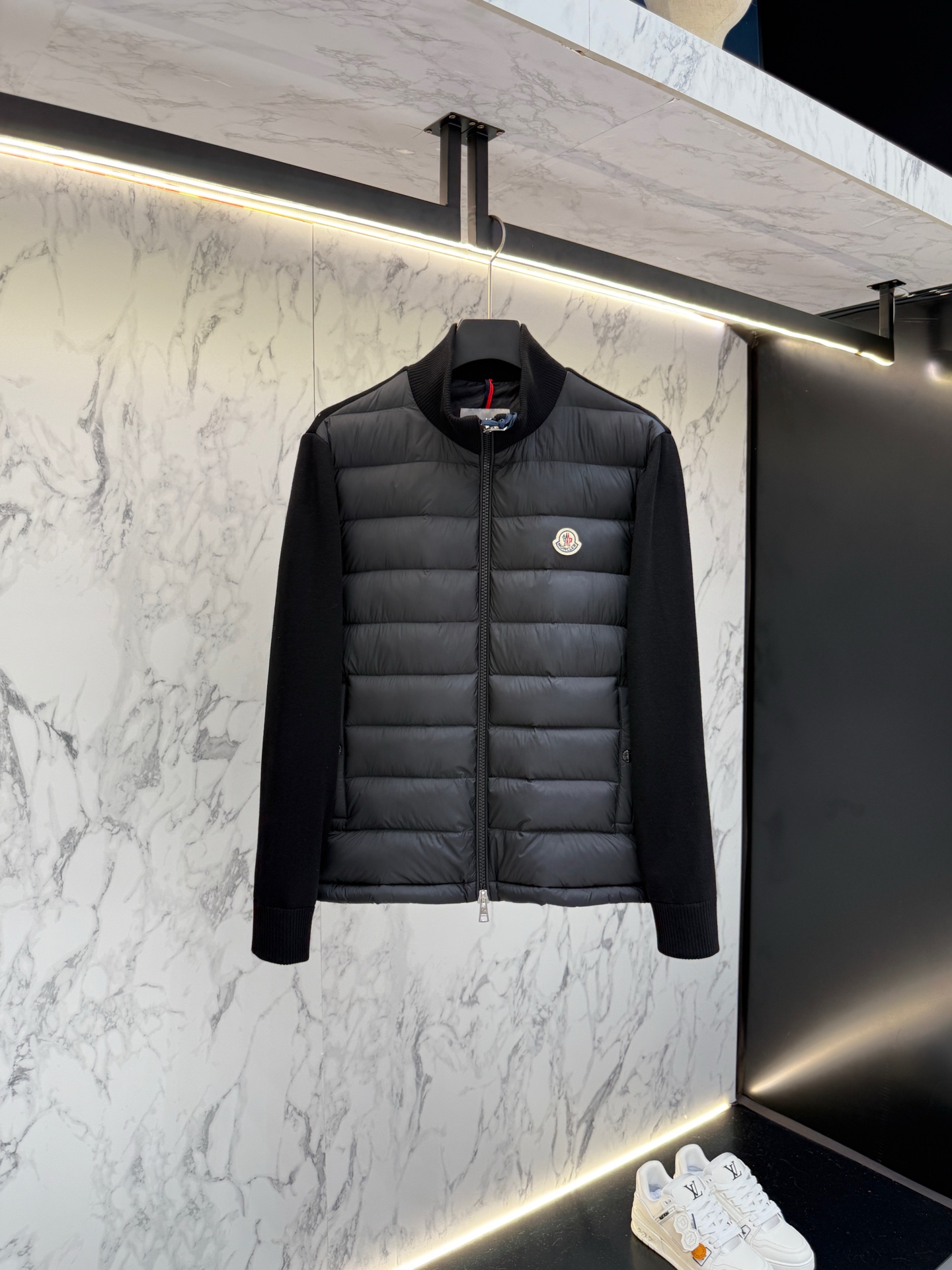 NO:538955,New product Moncler down jacket 2025 latest fashion designer down jacket. Details show the design changes of high-end structural tailoring to show the diverse image changes of men, slim and neat, tailoring, meet the popular multi-layered outfits nowadays, versatile styles of life R765 12345,,jackets & coats,down jacket,alexander wang19860909新品 Moncler 羽绒服2025最新款时尚设计师款羽绒外套.处处细节显工艺足够的高级结构性剪裁的设计改变来展现男士多样的形象变化,修身利落、剪裁合体,满足时下正流行的多层次穿搭,生活百搭款式 R765 码数12345,,jackets & coats,down jacket,alexander wang,Men's clothing