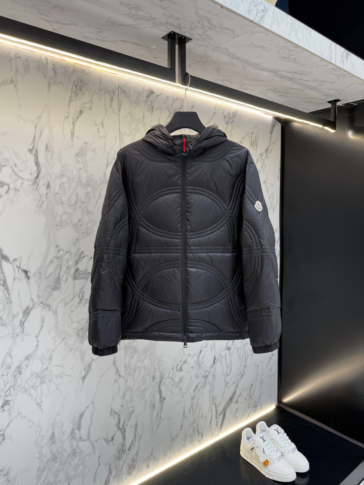 NO:538958,New product Moncler down jacket 2025 latest fashion designer down jacket. Details show the design changes of high-end structural tailoring to show the diverse image changes of men, slim and neat, tailoring, meet the popular multi-layered outfits nowadays, versatile styles of life R8066 12345,,jackets & coats,down jacket,alexander wang19860909新品 Moncler 羽绒服2025最新款时尚设计师款羽绒外套.处处细节显工艺足够的高级结构性剪裁的设计改变来展现男士多样的形象变化,修身利落、剪裁合体,满足时下正流行的多层次穿搭,生活百搭款式 R8066 码数12345,,jackets & coats,down jacket,alexander wang,Men's clothing