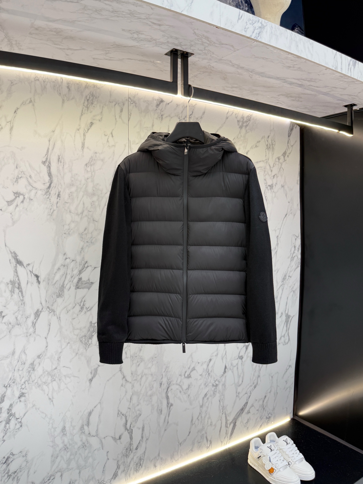 NO:538960,New product Moncler down jacket 2025 latest fashion designer down jacket. Details show the design changes of high-end structural tailoring to show the diverse image changes of men, slim and neat, tailoring, meet the popular multi-layered outfits nowadays, versatile styles of life R8006 12345,,jackets & coats,down jacket,alexander wang19860909新品 Moncler 羽绒服2025最新款时尚设计师款羽绒外套.处处细节显工艺足够的高级结构性剪裁的设计改变来展现男士多样的形象变化,修身利落、剪裁合体,满足时下正流行的多层次穿搭,生活百搭款式 R8006 码数12345,,jackets & coats,down jacket,alexander wang,Men's clothing