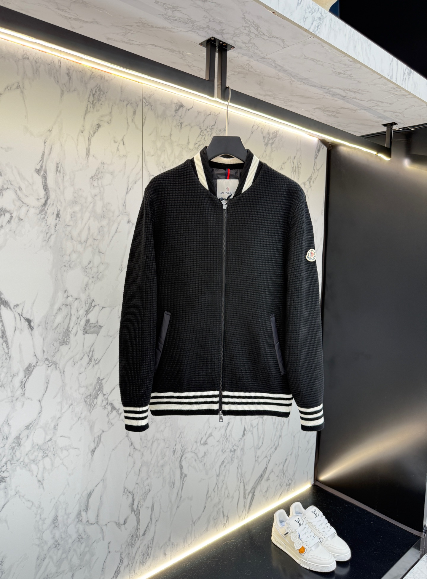 NO:538962,New product Moncler down jacket 2025 latest fashion designer down jacket. Details show the design changes of high-end structural tailoring to show the diverse image changes of men, slim and neat, tailoring, meet the popular multi-layered outfits nowadays, versatile styles of life R776 12345,,jackets & coats,down jacket,alexander wang19860909新品 Moncler 羽绒服2025最新款时尚设计师款羽绒外套.处处细节显工艺足够的高级结构性剪裁的设计改变来展现男士多样的形象变化,修身利落、剪裁合体,满足时下正流行的多层次穿搭,生活百搭款式 R776 码数12345,,jackets & coats,down jacket,alexander wang,Men's clothing