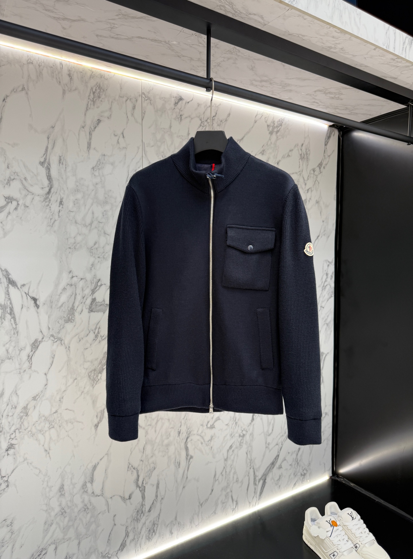 NO:528254,New product Moncler down jacket 2025 latest fashion designer down jacket. Details show the design changes of high-end structural tailoring to show the diverse image changes of men, slim and neat, tailoring, meeting the popular multi-layered outfits, and versatile life style R8013 digits 12345,,jackets & coats,down jacket,alexander wang19860909新品 Moncler 羽绒服2025最新款时尚设计师款羽绒外套.处处细节显工艺足够的高级结构性剪裁的设计改变来展现男士多样的形象变化,修身利落、剪裁合体,满足时下正流行的多层次穿搭,生活百搭款式 R8013 码数12345,,jackets & coats,down jacket,alexander wang,Men's clothing