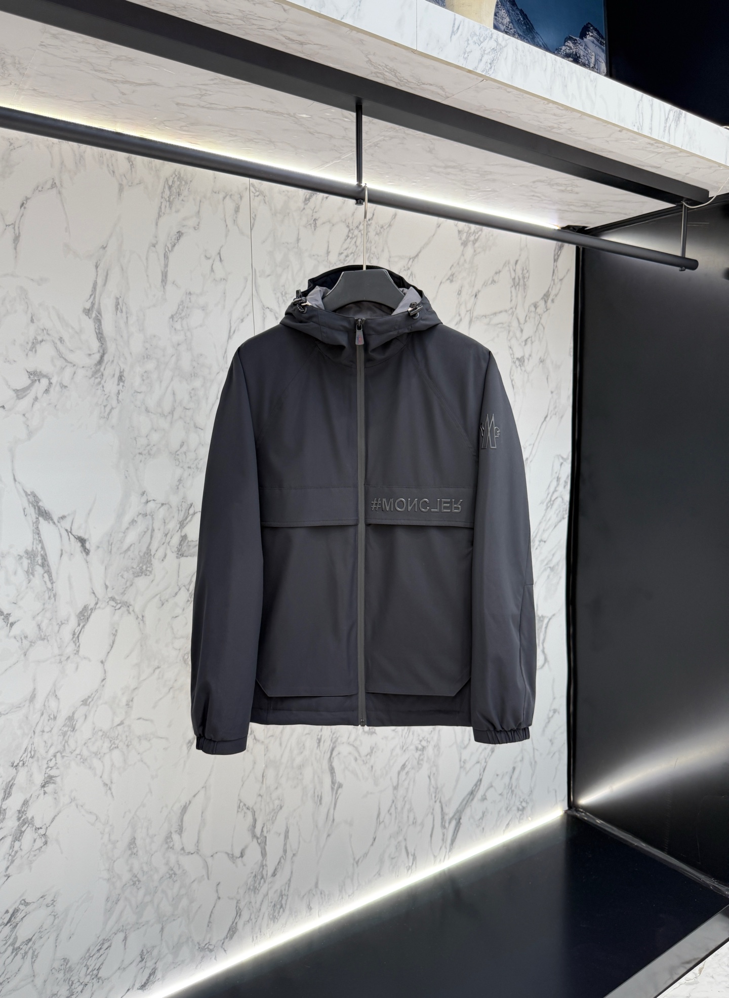 NO:564277,New product Moncler (cotton clothing) autumn latest fashion designer jacket. Every detail shows craftsmanship and the design changes of high-end structural tailoring are enough to show men's diverse image changes. It is slim and neat, and tailored to meet the current popular multi-layered outfits and versatile styles for life!  T6602 code number 12345,,jackets & coats,jackets & coats,alexander wang19860909新品 Moncler（棉服）秋款最新款时尚设计师款夹克外套.处处细节显工艺足够的高级结构性剪裁的设计改变来展现男士多样的形象变化,修身利落、剪裁合体,满足时下正流行的多层次穿搭,生活百搭款式！T6602 码数12345,,jackets & coats,jackets & coats,alexander wang,Men's clothing