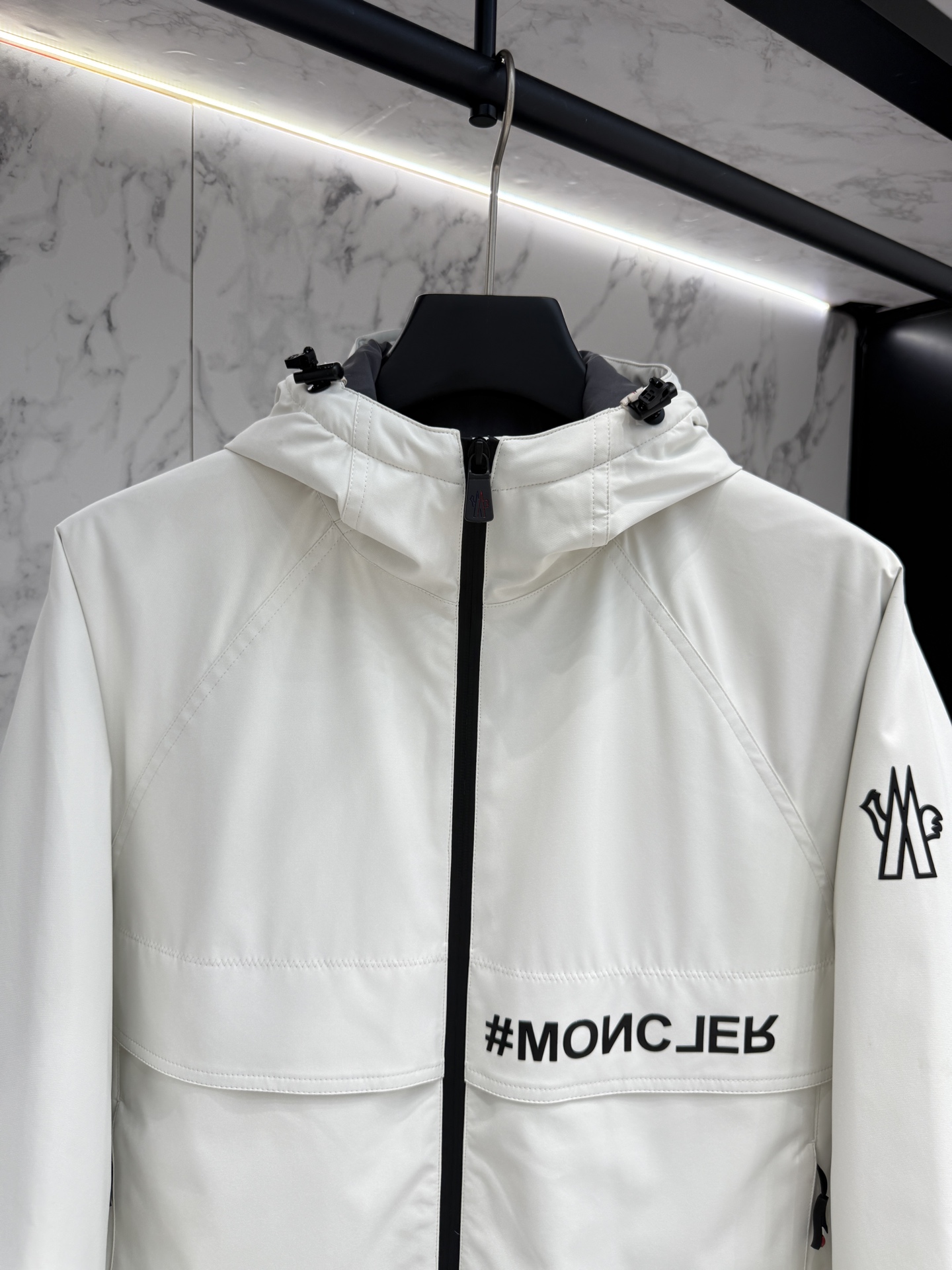 “Moncler Autumn 2025 Designer Jacket Release: Advanced Design for Diverse Style” - 图片 2