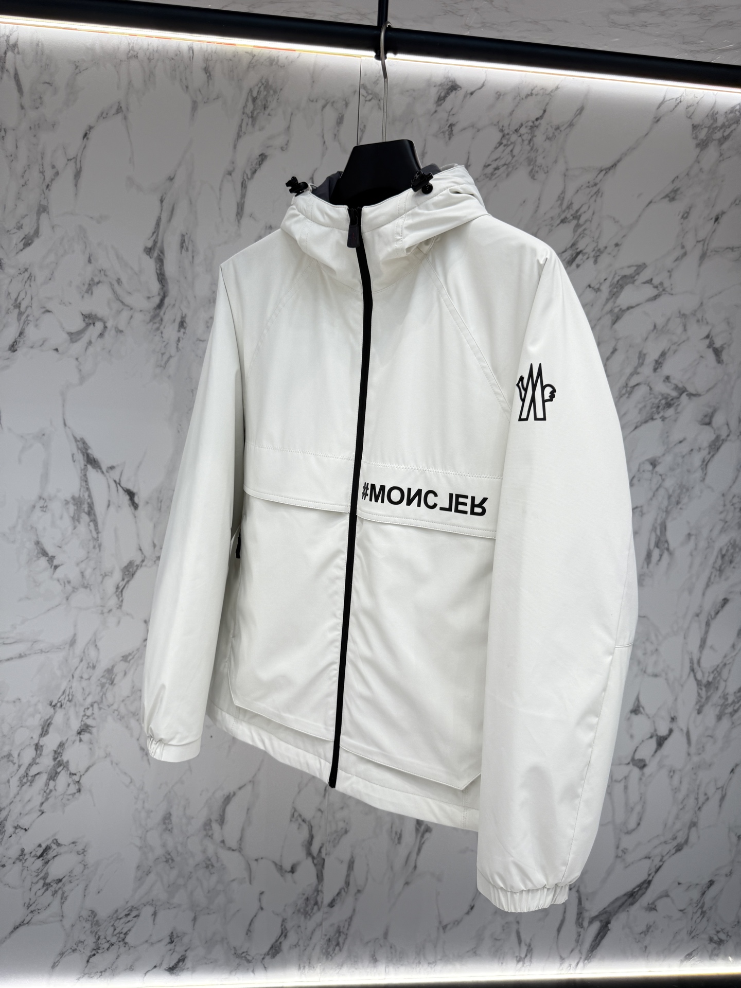 “Moncler Autumn 2025 Designer Jacket Release: Advanced Design for Diverse Style” - 图片 5