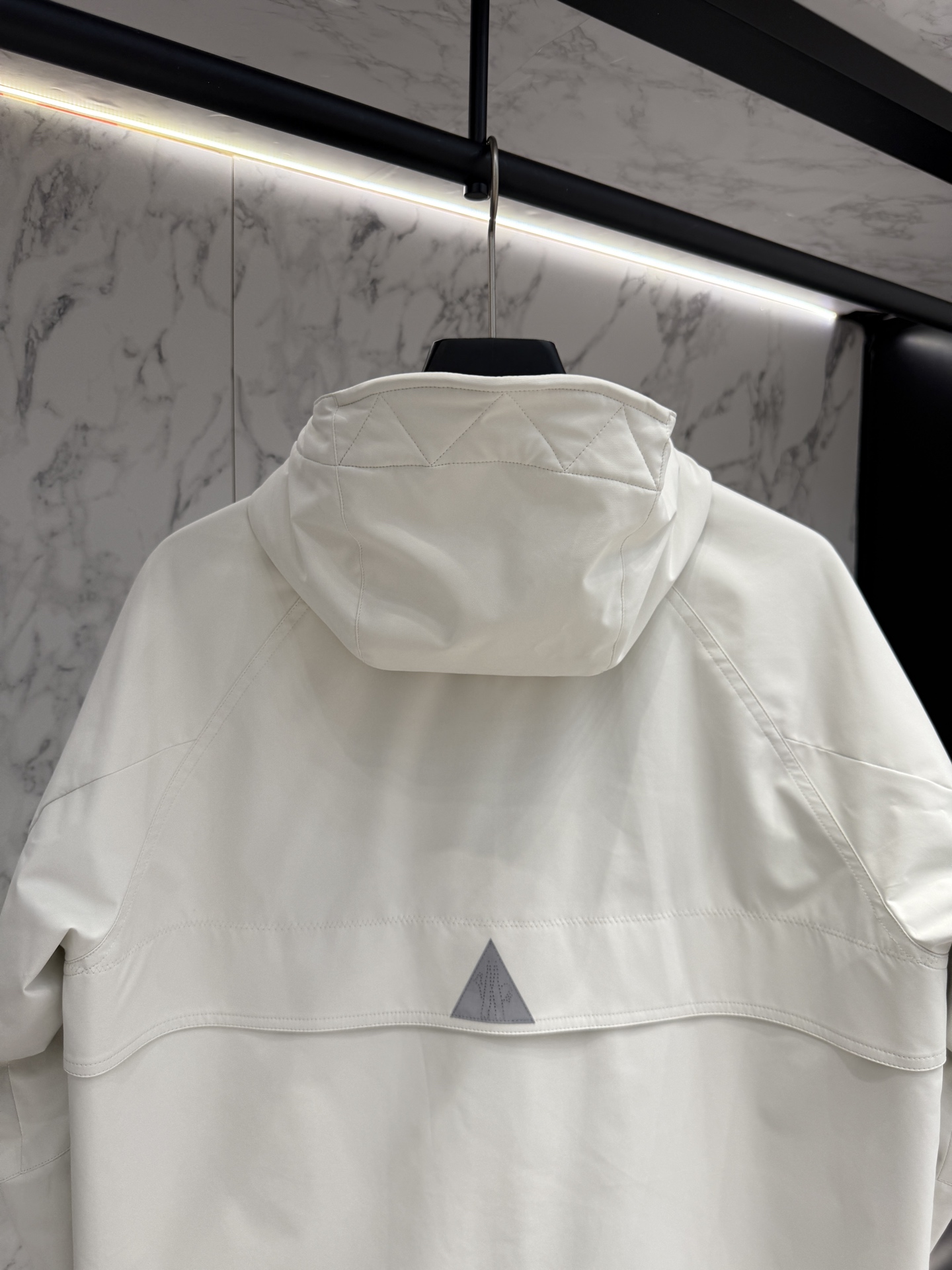 “Moncler Autumn 2025 Designer Jacket Release: Advanced Design for Diverse Style” - 图片 8