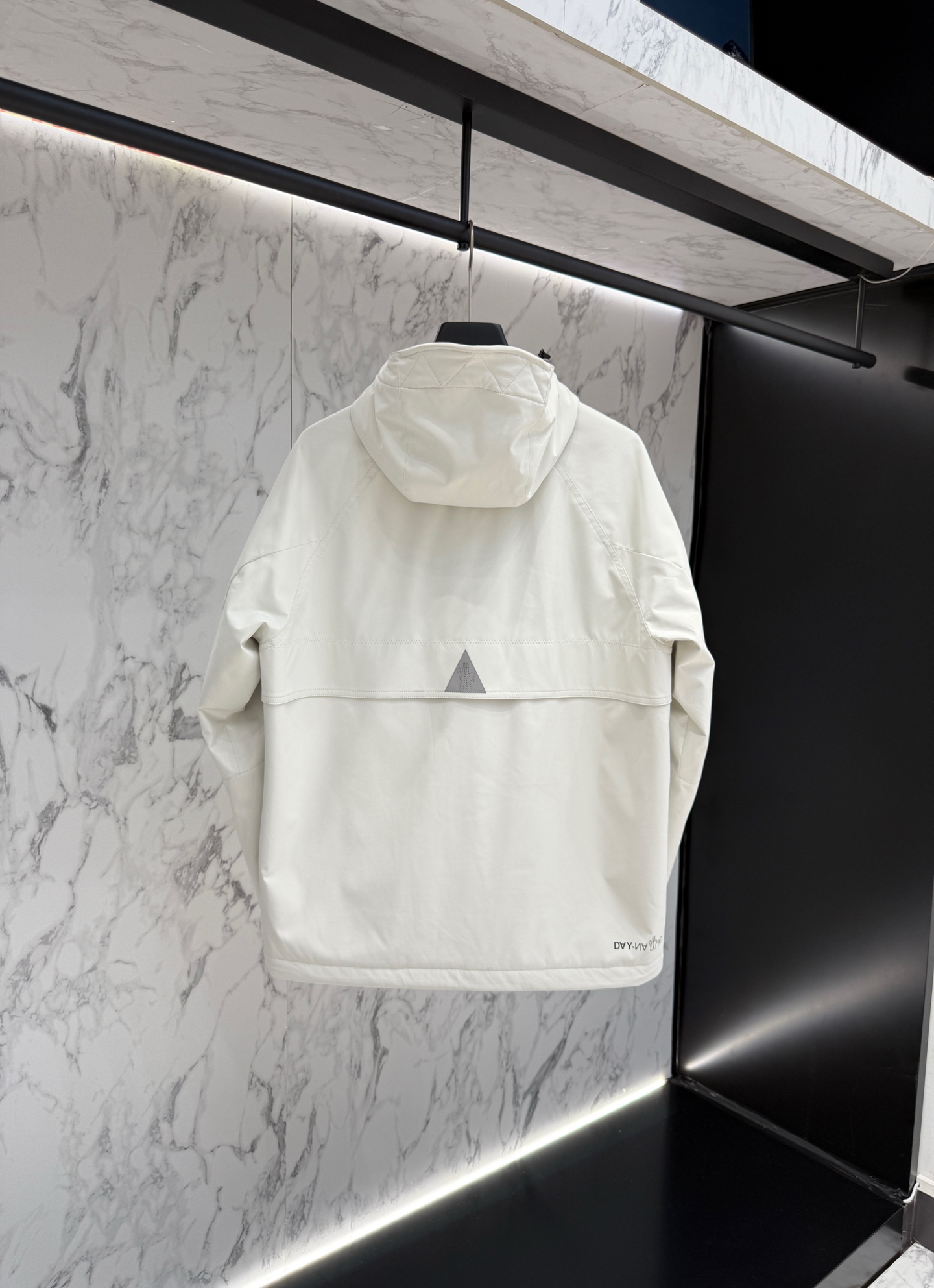 “Moncler Autumn 2025 Designer Jacket Release: Advanced Design for Diverse Style” - 图片 9