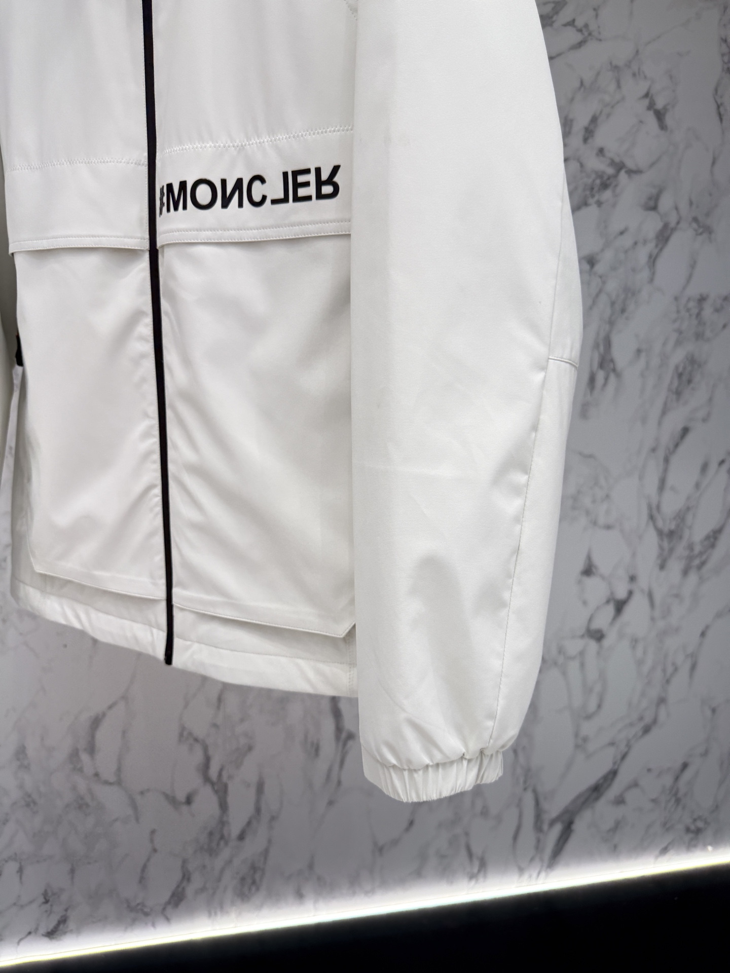 “Moncler Autumn 2025 Designer Jacket Release: Advanced Design for Diverse Style” - 图片 4