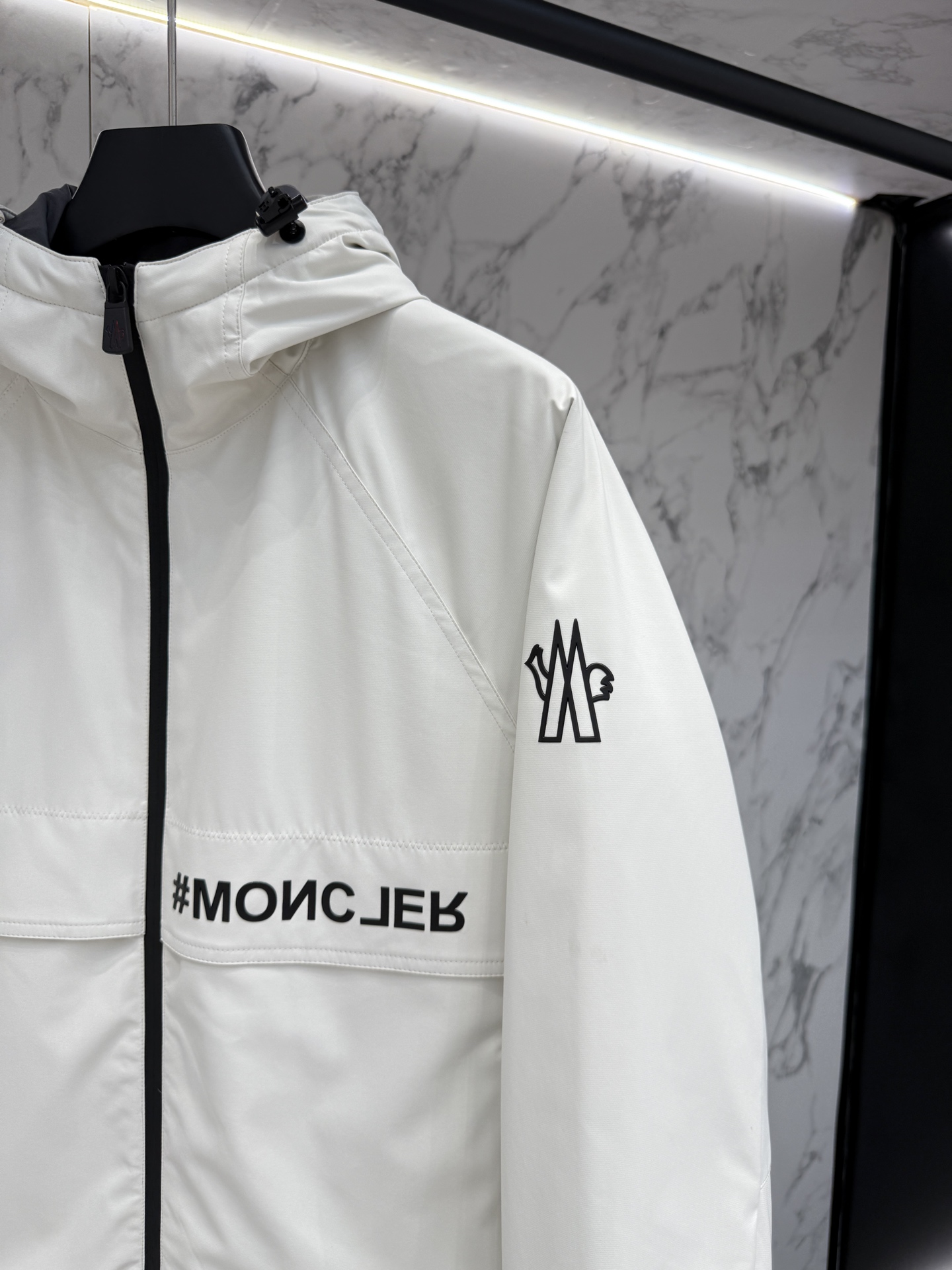 “Moncler Autumn 2025 Designer Jacket Release: Advanced Design for Diverse Style” - 图片 3