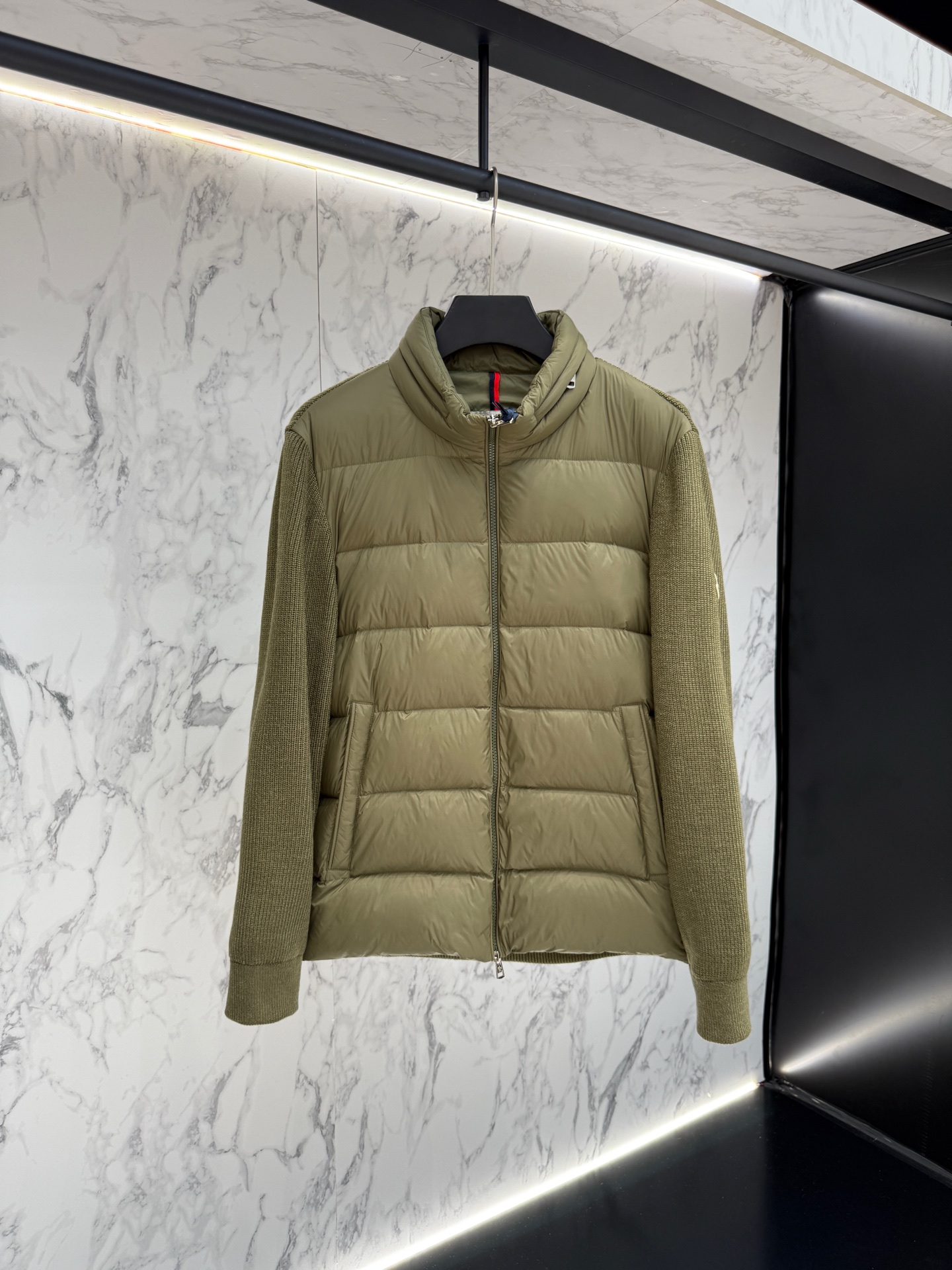 Title: Moncler 2025 Fashion Coats Offer Price $1320, Men’s Diverse Image Changes, Cut Edges, Multi-layered Design Details. - 图片 1