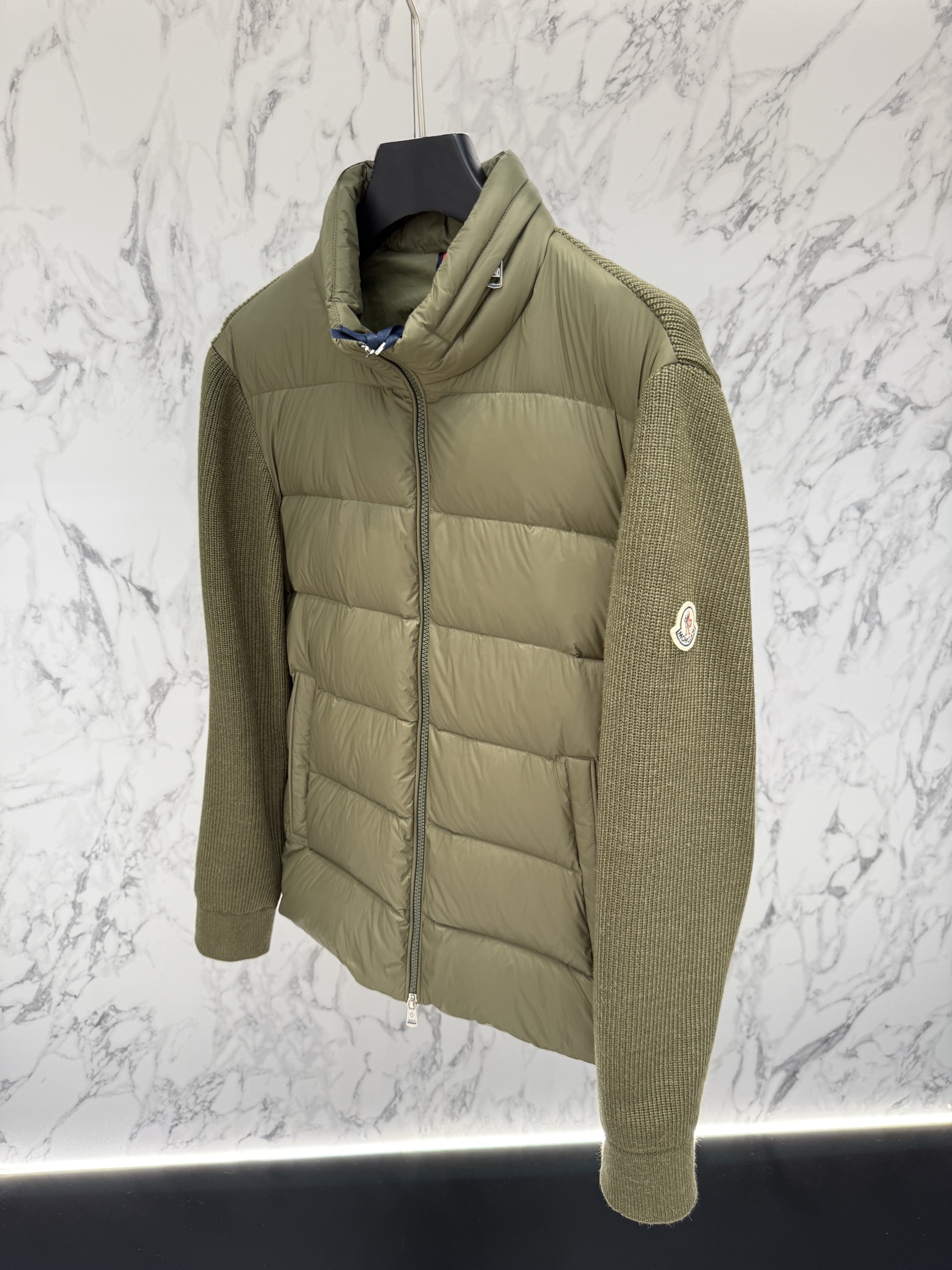 Title: Moncler 2025 Fashion Coats Offer Price $1320, Men’s Diverse Image Changes, Cut Edges, Multi-layered Design Details. - 图片 5