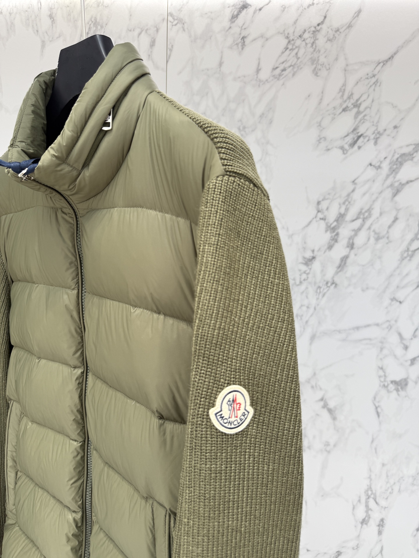 Title: Moncler 2025 Fashion Coats Offer Price $1320, Men’s Diverse Image Changes, Cut Edges, Multi-layered Design Details. - 图片 2