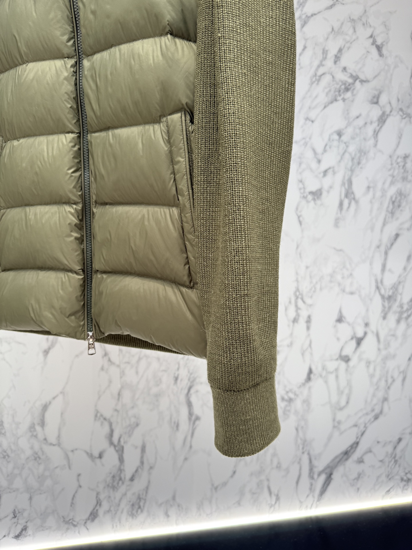 Title: Moncler 2025 Fashion Coats Offer Price $1320, Men’s Diverse Image Changes, Cut Edges, Multi-layered Design Details. - 图片 4