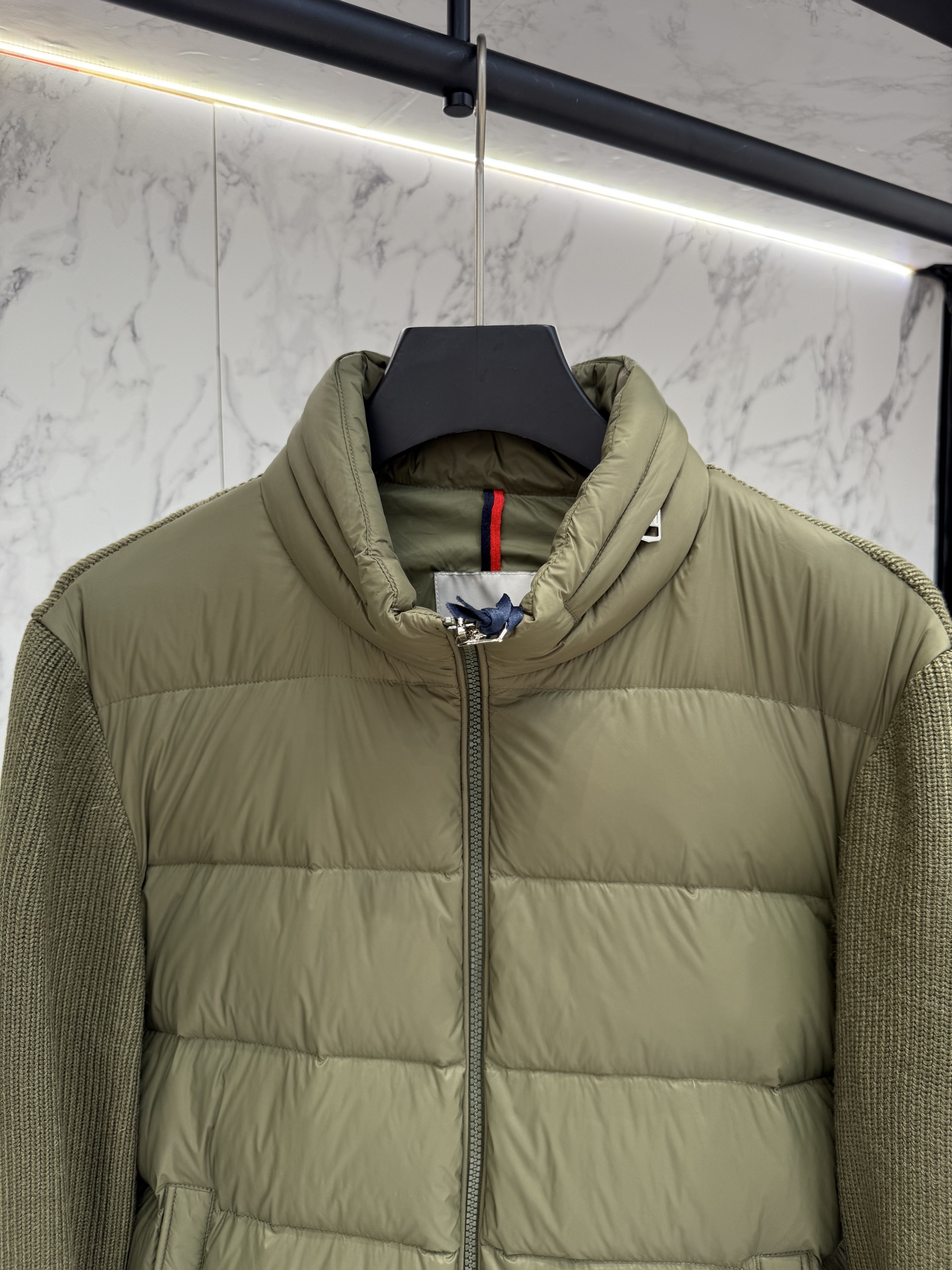 Title: Moncler 2025 Fashion Coats Offer Price $1320, Men’s Diverse Image Changes, Cut Edges, Multi-layered Design Details. - 图片 3