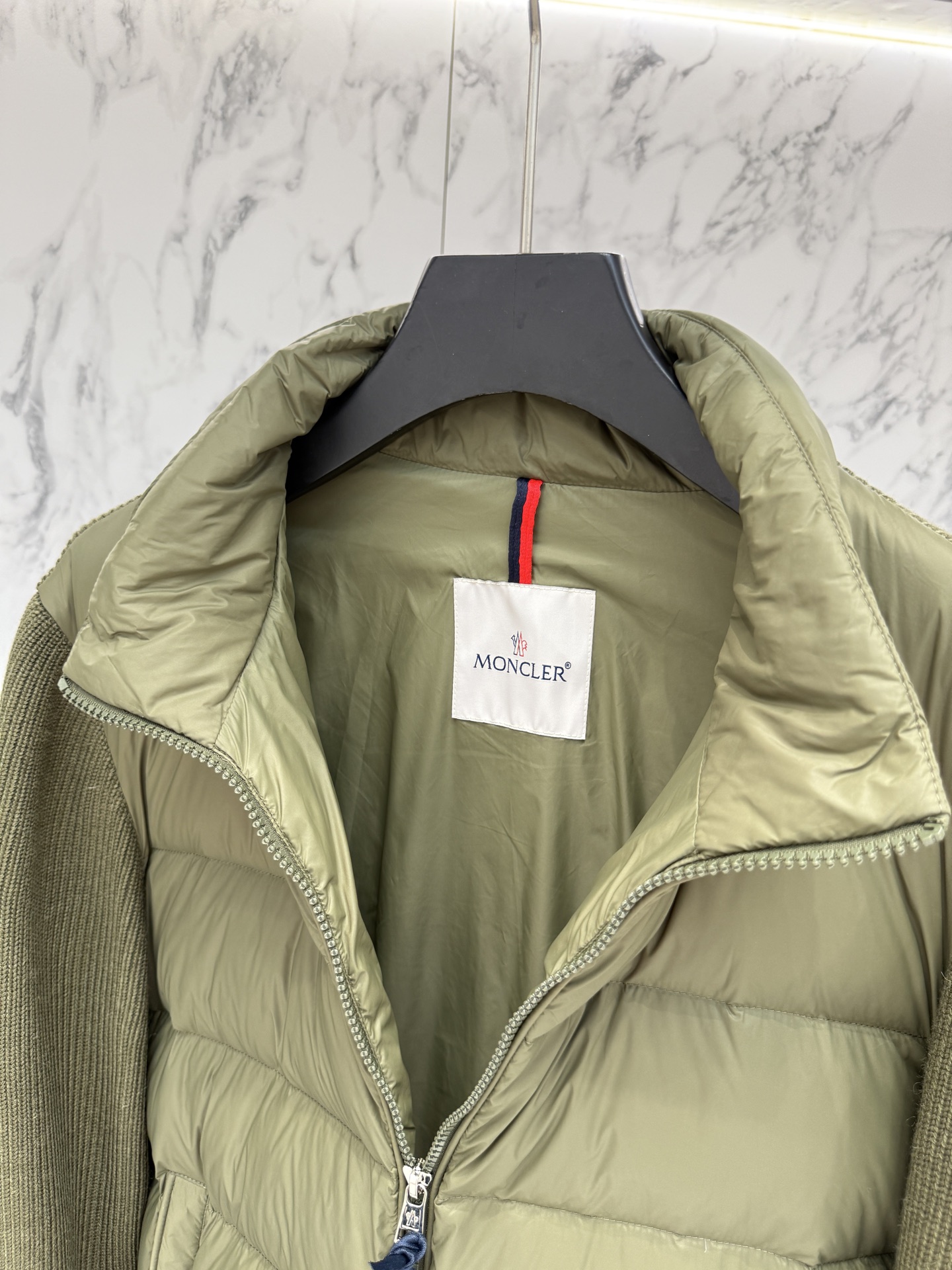 Title: Moncler 2025 Fashion Coats Offer Price $1320, Men’s Diverse Image Changes, Cut Edges, Multi-layered Design Details. - 图片 6
