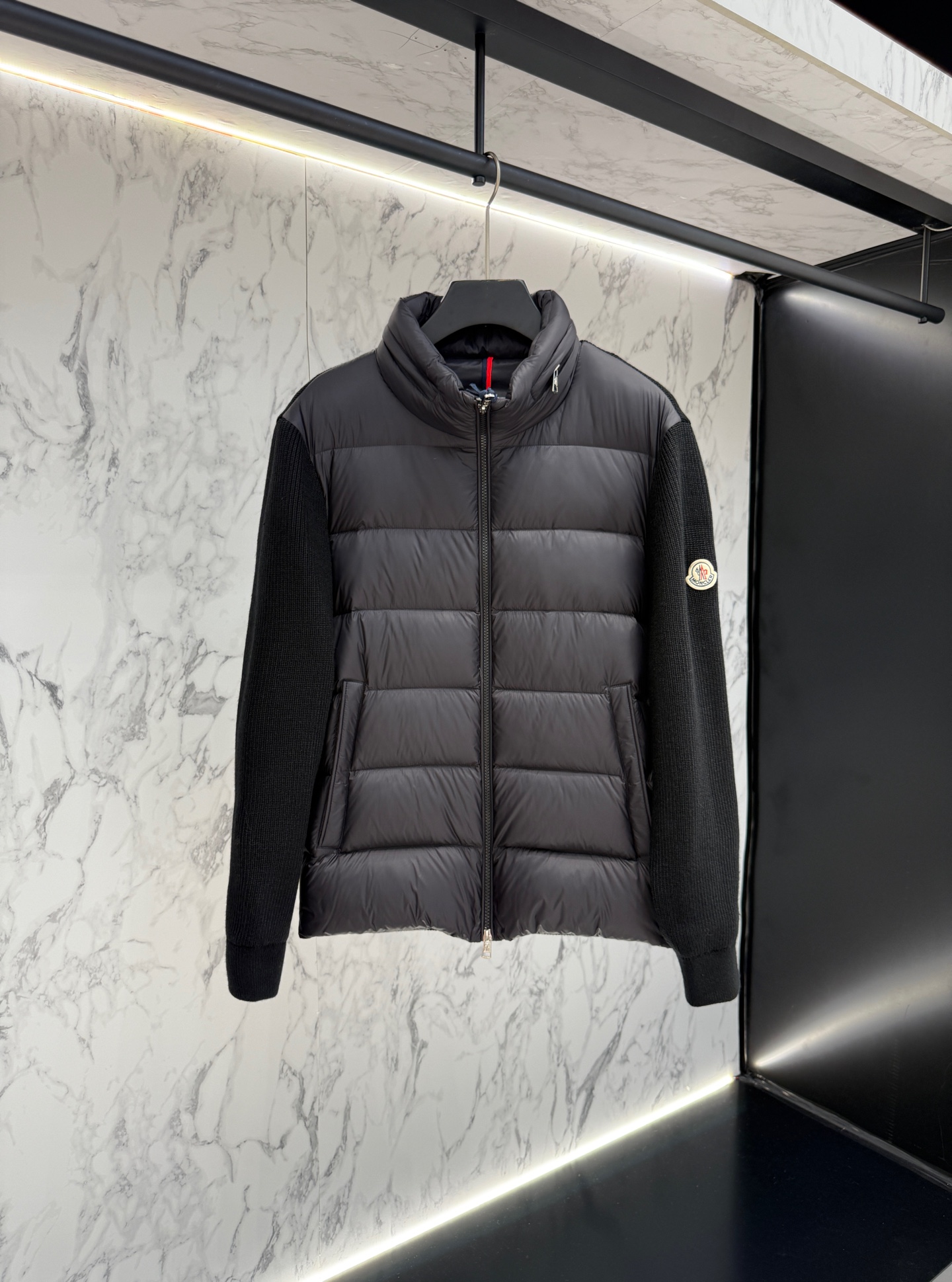 “Moncler 2025 Fashion Coats: Men’s Diverse Image Changes and Trendy Design Details” - 图片 1