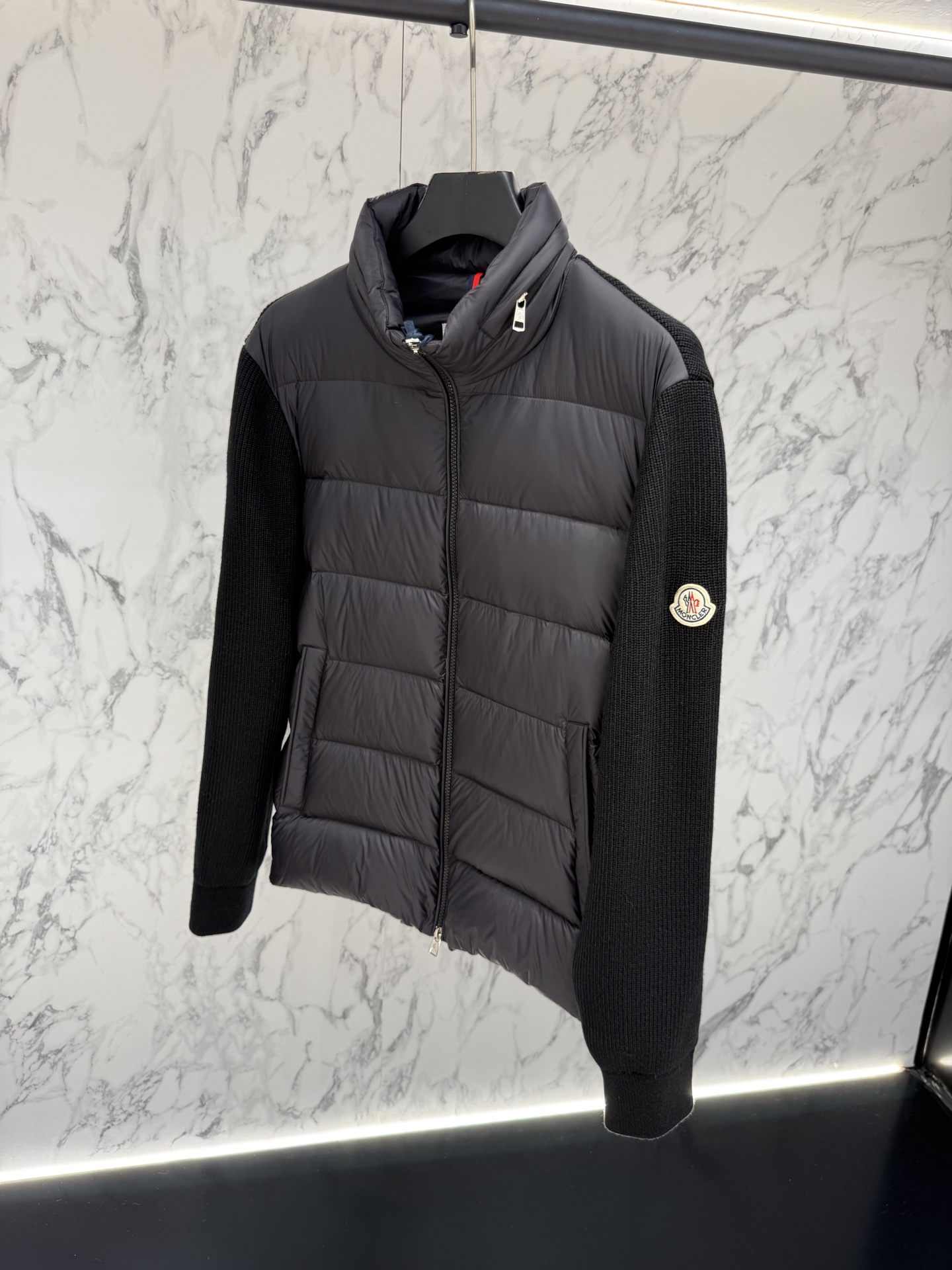 “Moncler 2025 Fashion Coats: Men’s Diverse Image Changes and Trendy Design Details” - 图片 5