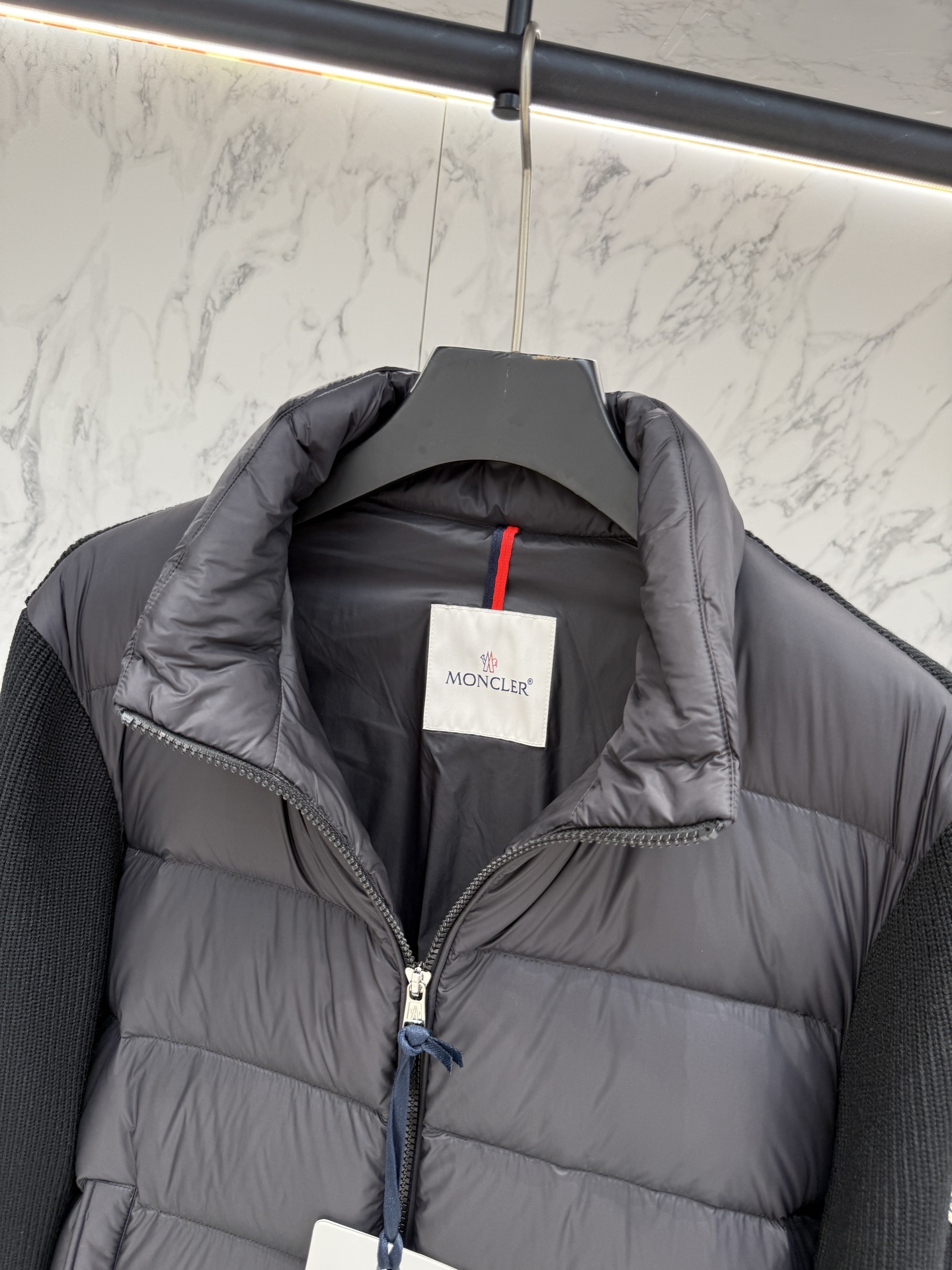 “Moncler 2025 Fashion Coats: Men’s Diverse Image Changes and Trendy Design Details” - 图片 7