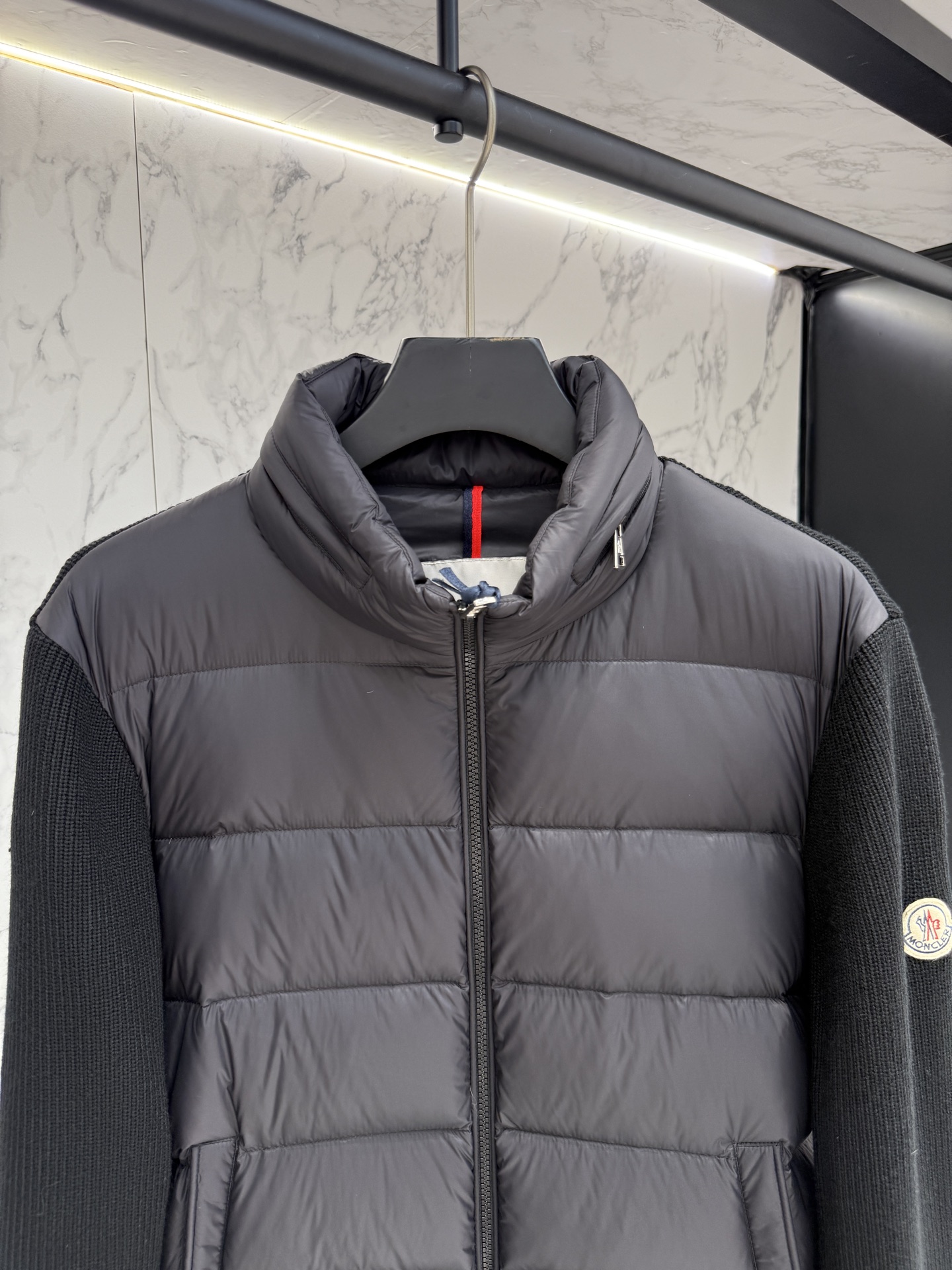 “Moncler 2025 Fashion Coats: Men’s Diverse Image Changes and Trendy Design Details” - 图片 2