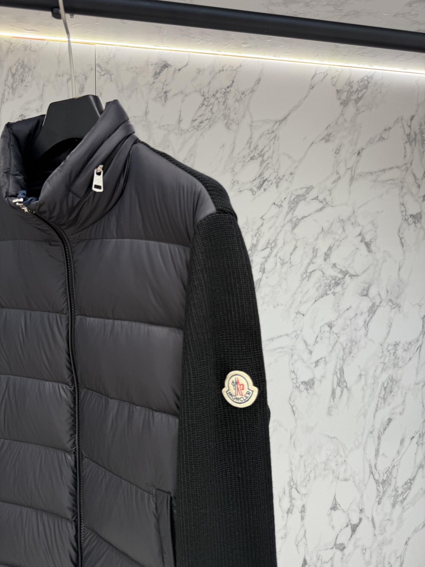 “Moncler 2025 Fashion Coats: Men’s Diverse Image Changes and Trendy Design Details” - 图片 3