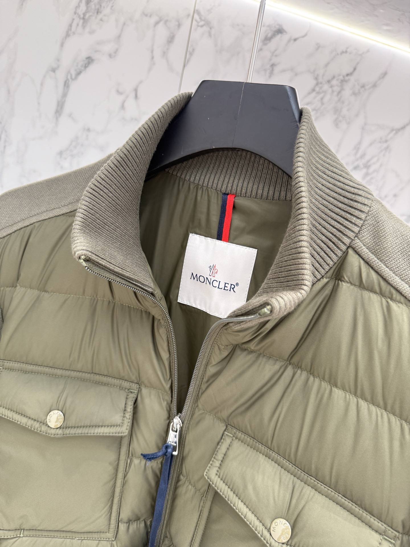 “Moncler Fashion Designer 2025 Coats at $1296 with Detailed Sophisticated Cuts” - 图片 3