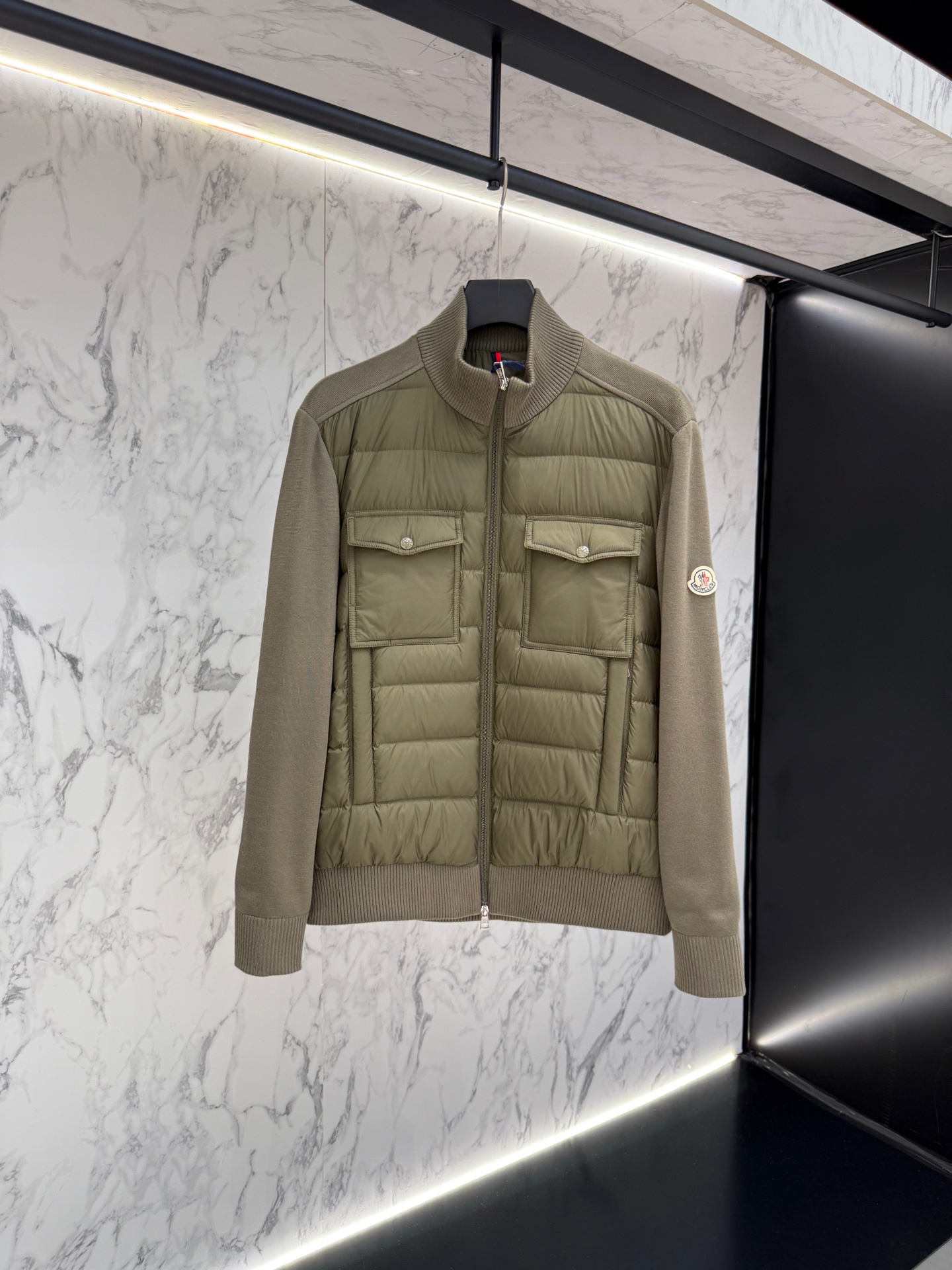 “Moncler Fashion Designer 2025 Coats at $1296 with Detailed Sophisticated Cuts” - 图片 1