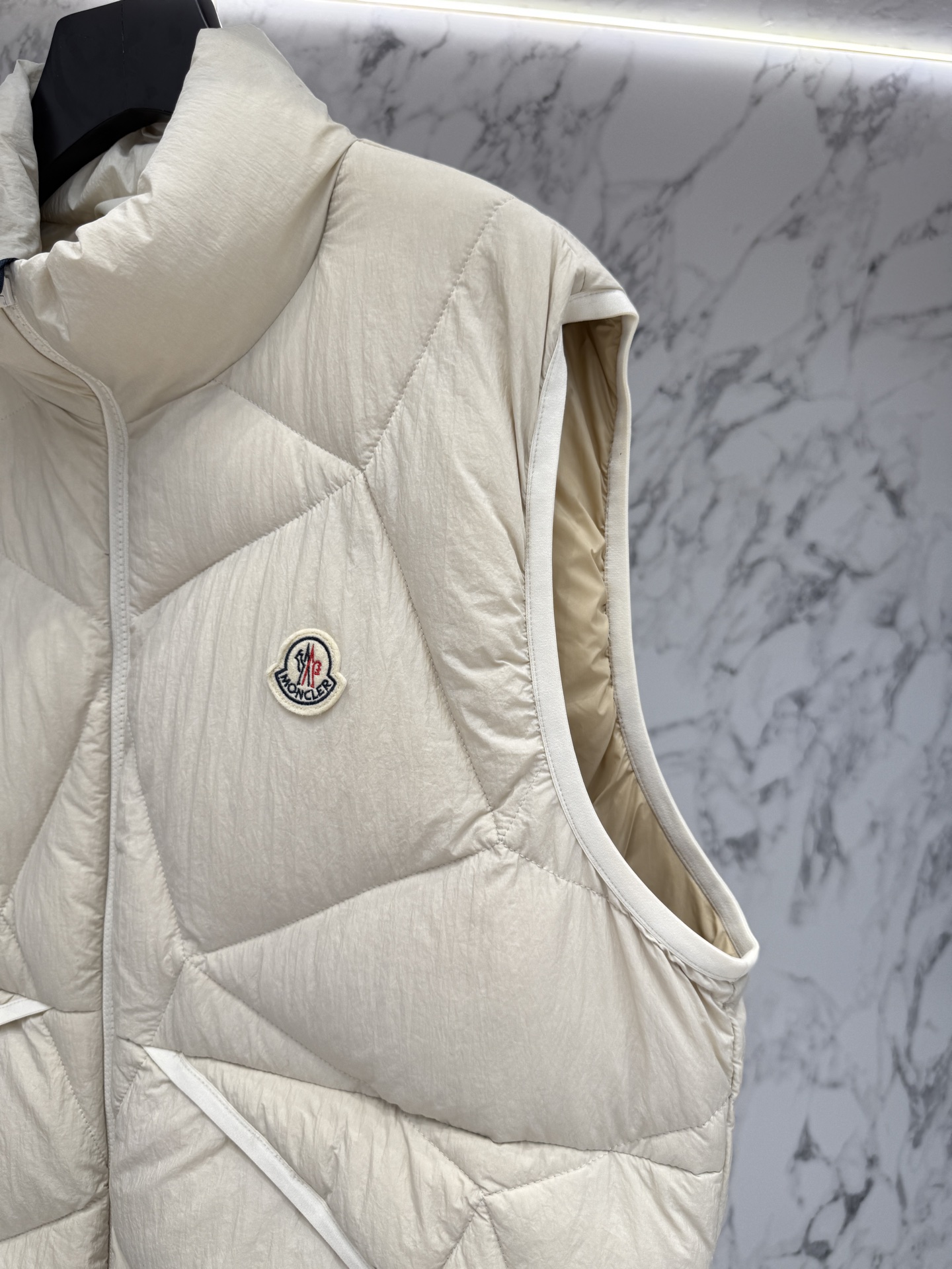 Moncler Designer’s Fashion Clothes 2025: Diverse Image and Structural Cuts for Men – Price $1236 - 图片 4