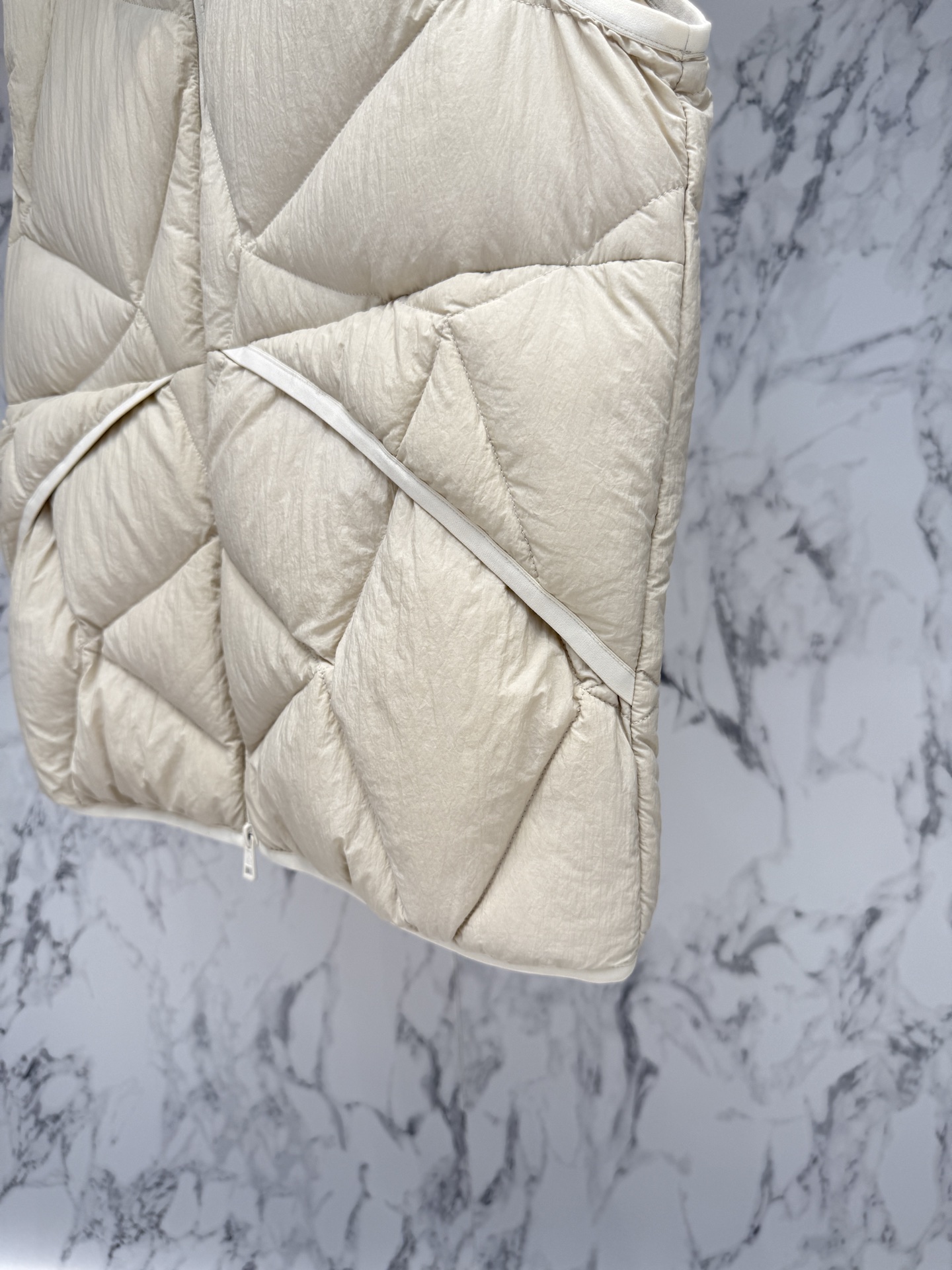Moncler Designer’s Fashion Clothes 2025: Diverse Image and Structural Cuts for Men – Price $1236 - 图片 6