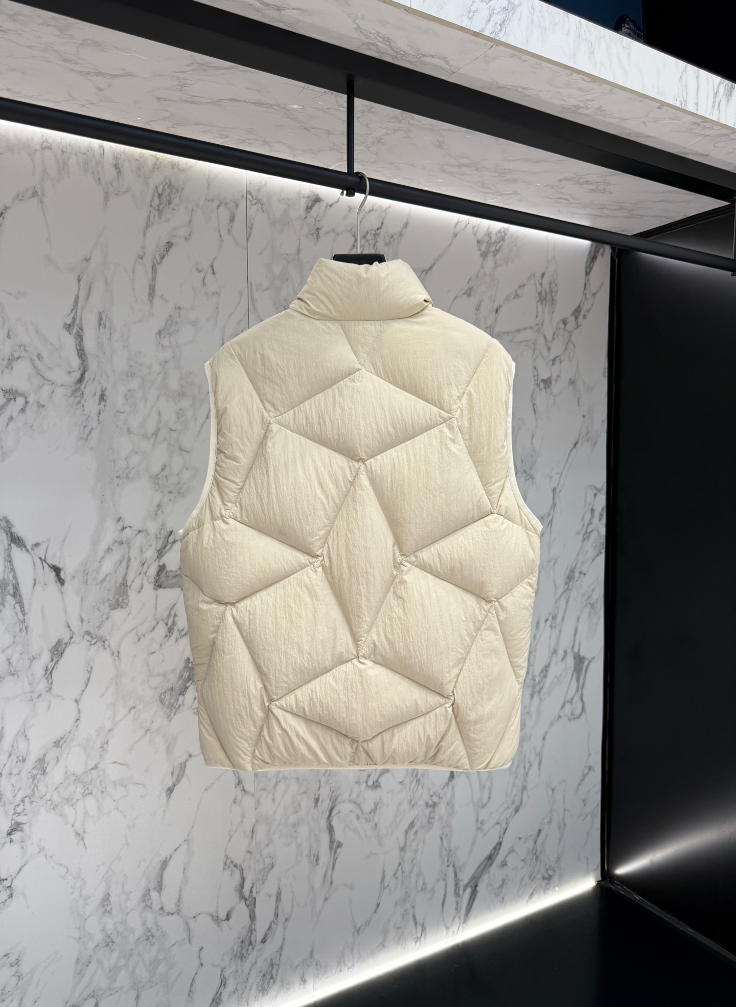 Moncler Designer’s Fashion Clothes 2025: Diverse Image and Structural Cuts for Men – Price $1236 - 图片 9