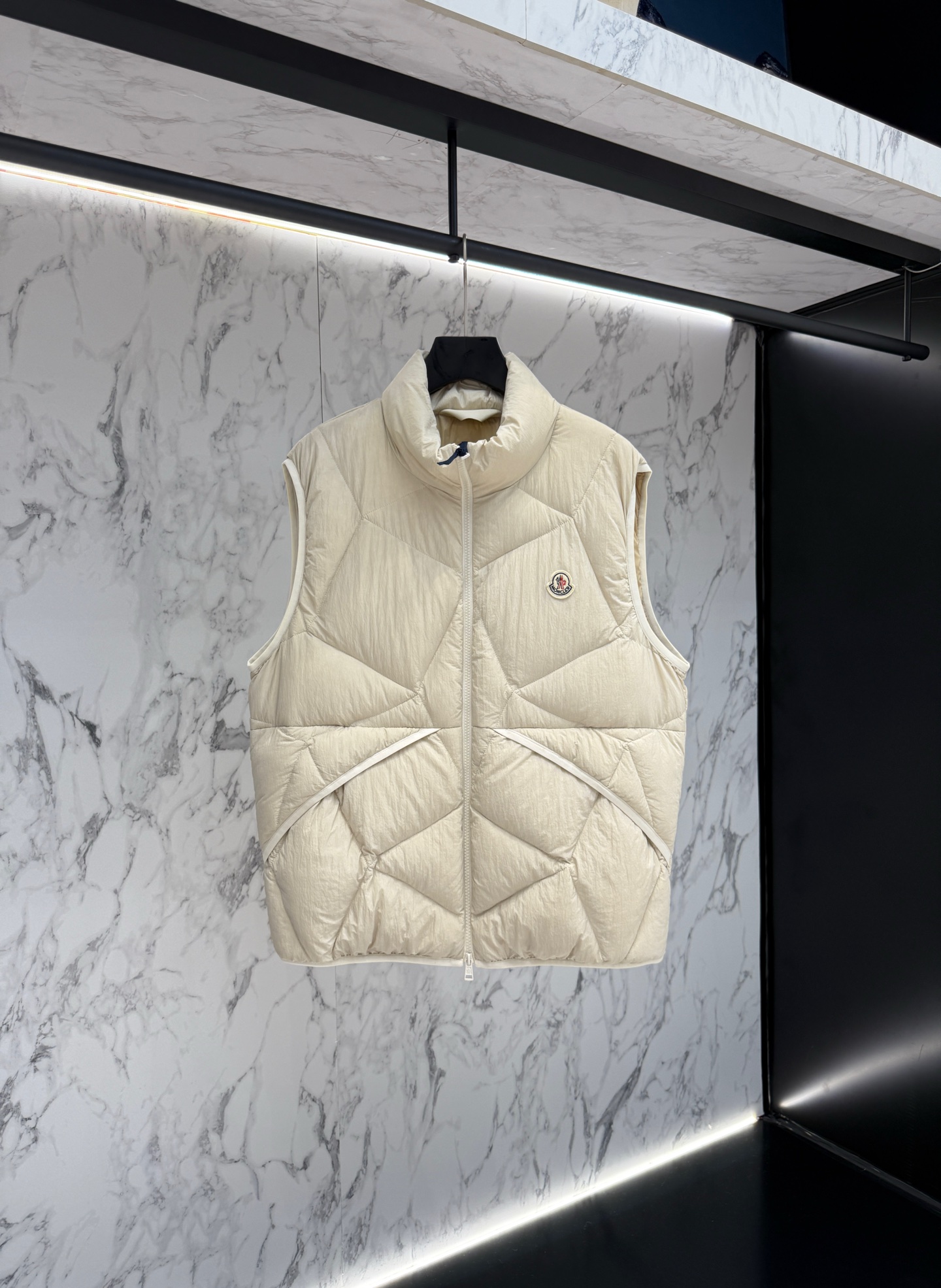 Moncler Designer’s Fashion Clothes 2025: Diverse Image and Structural Cuts for Men – Price $1236 - 图片 1