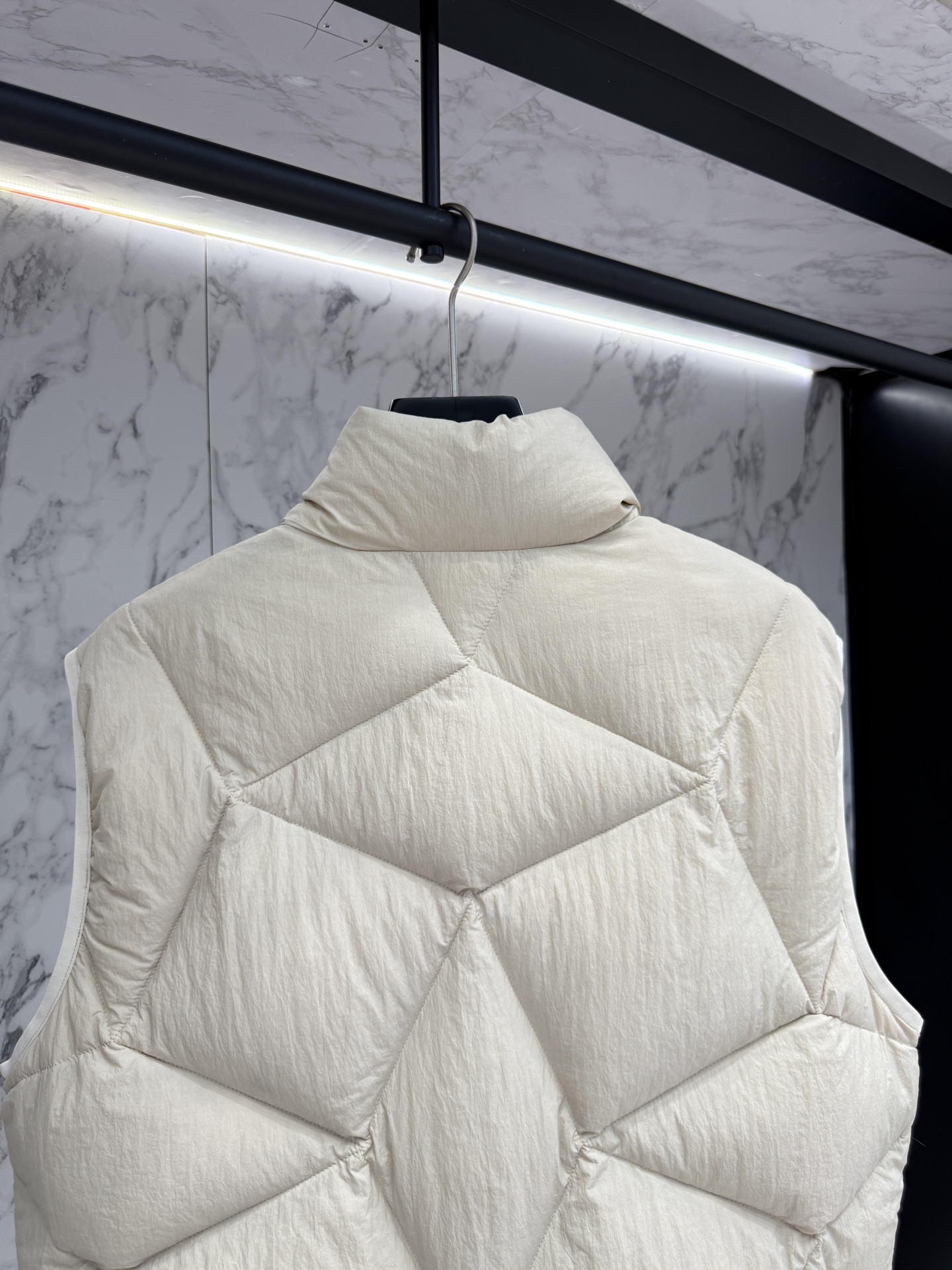 Moncler Designer’s Fashion Clothes 2025: Diverse Image and Structural Cuts for Men – Price $1236 - 图片 8