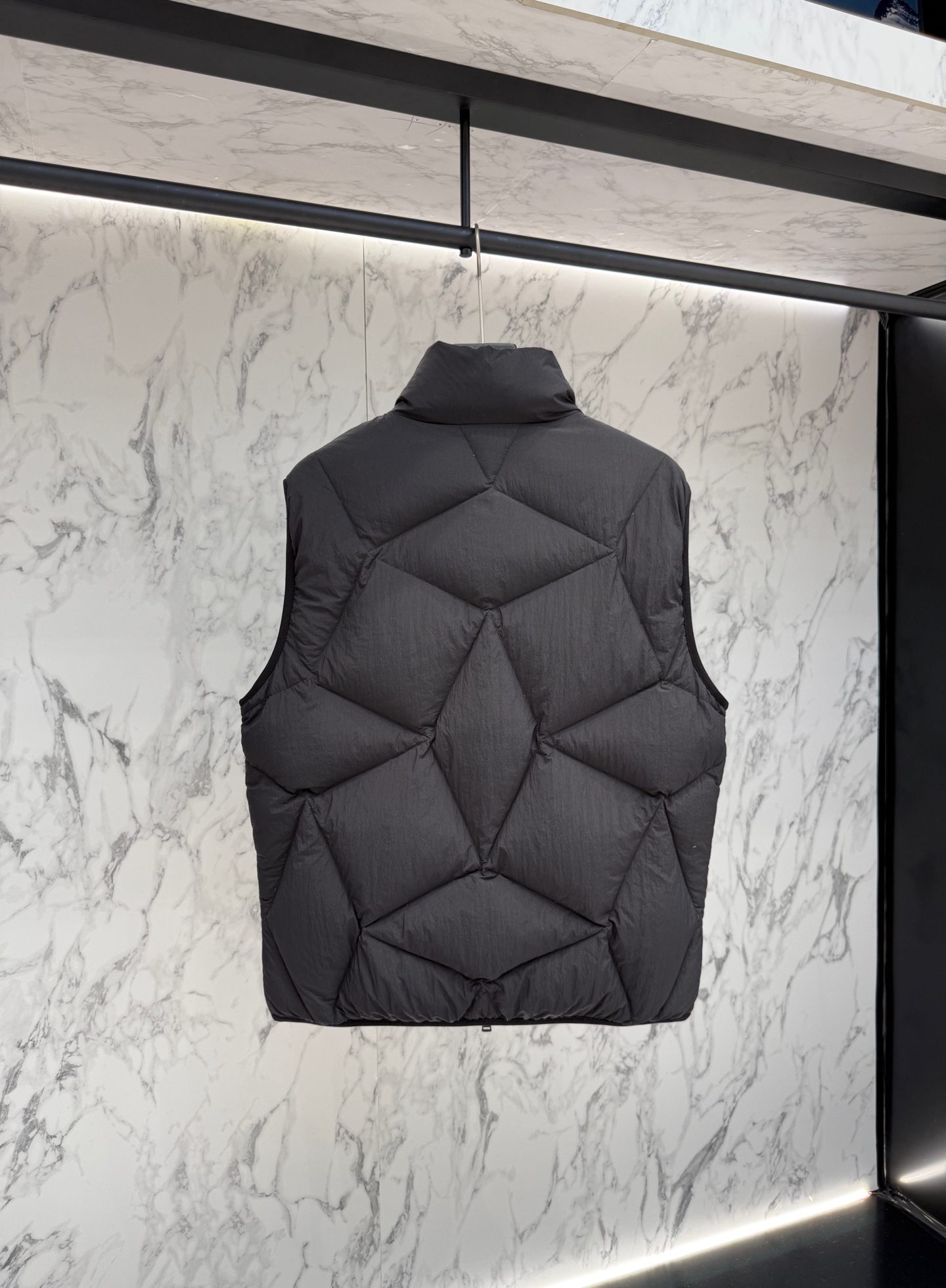 “Moncler Designer’s Fashion Clothes 2025: Detailed and Sophisticated Design Changes for Men” - 图片 9