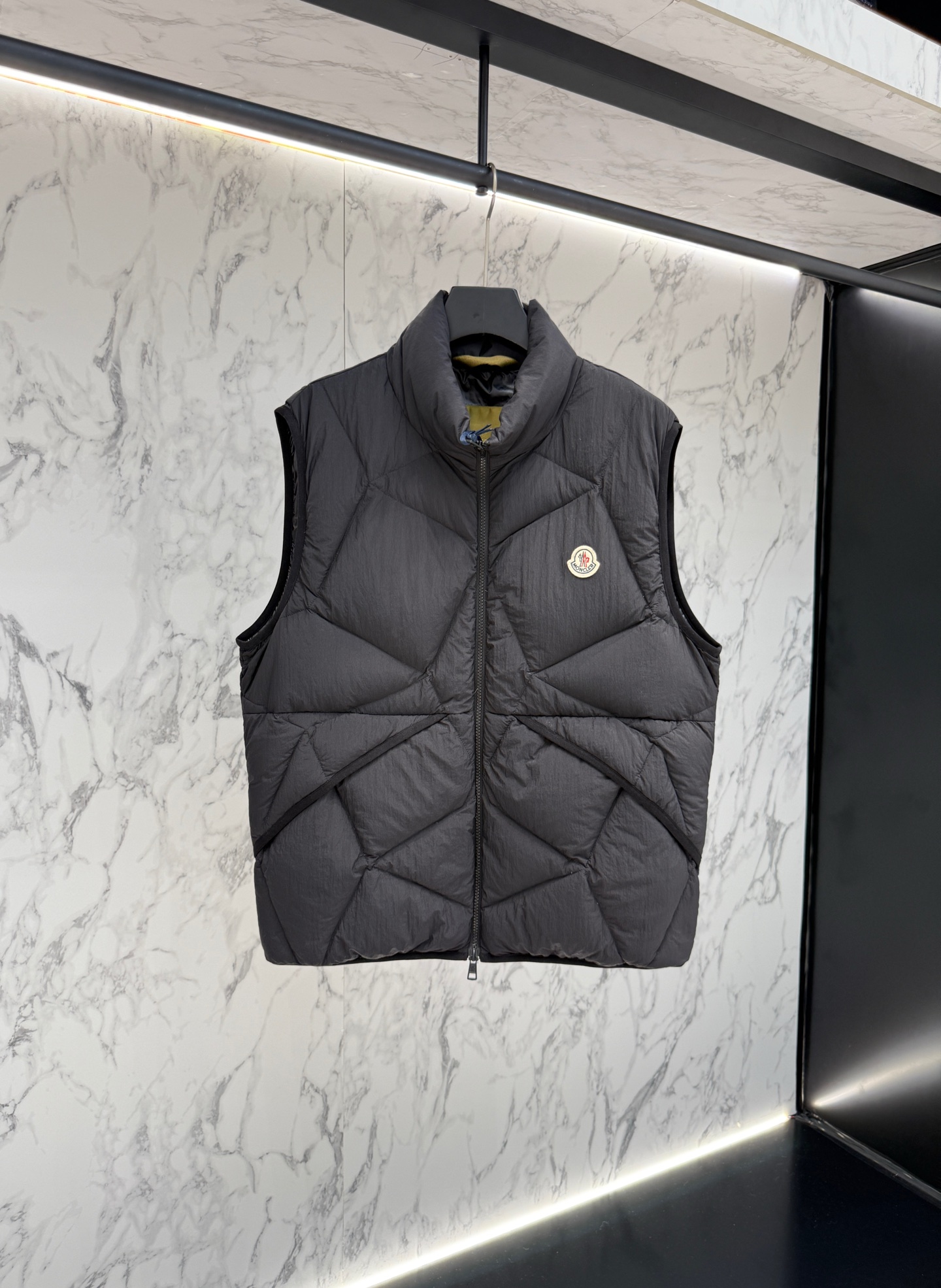 “Moncler Designer’s Fashion Clothes 2025: Detailed and Sophisticated Design Changes for Men” - 图片 1