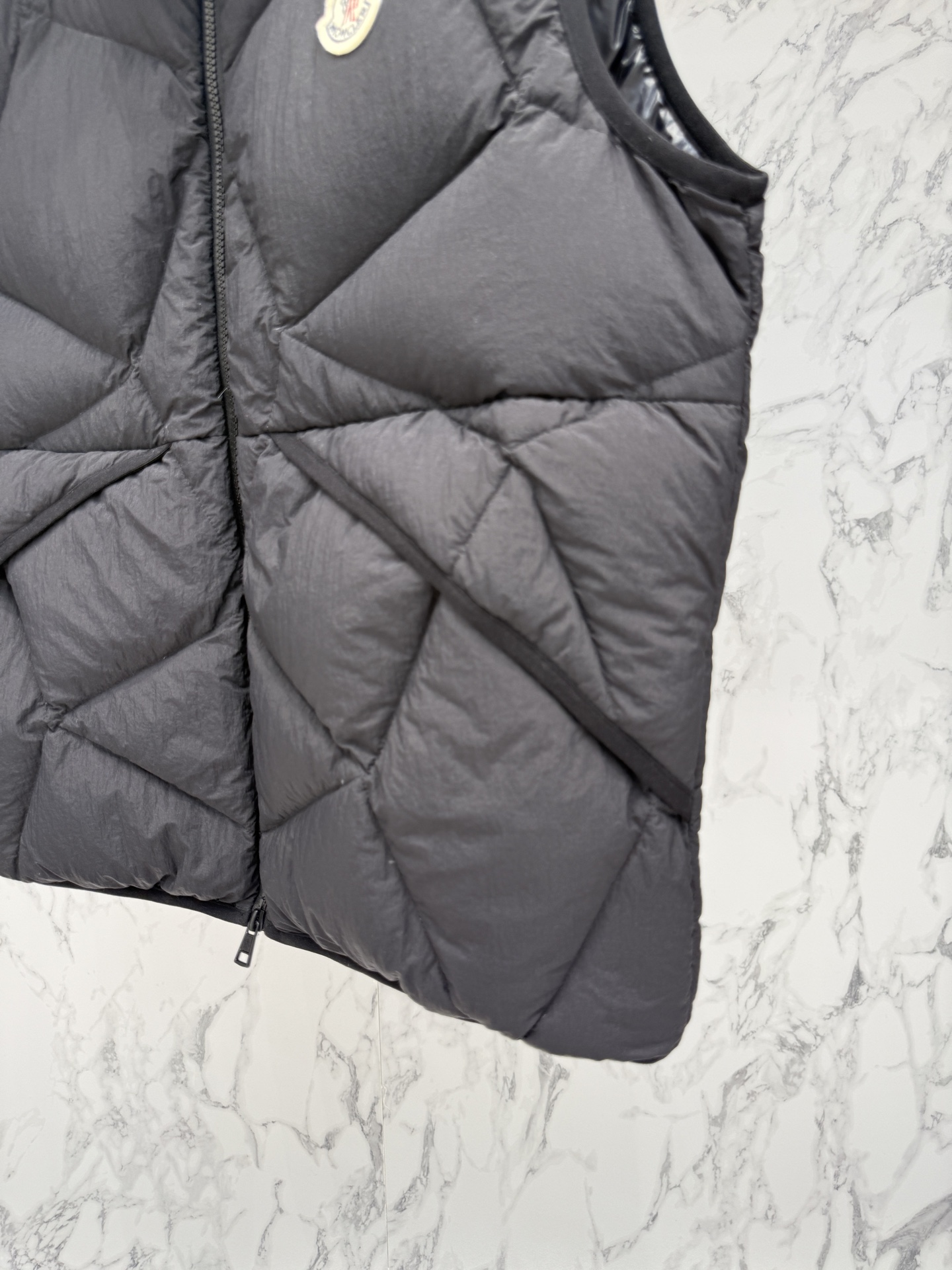 “Moncler Designer’s Fashion Clothes 2025: Detailed and Sophisticated Design Changes for Men” - 图片 6