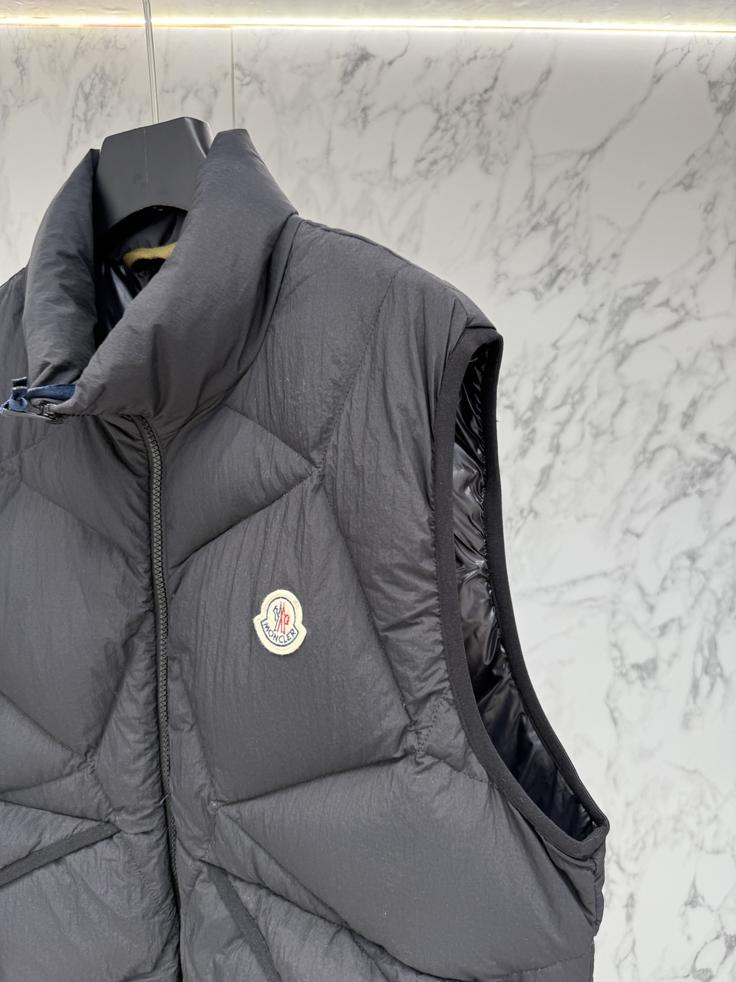 “Moncler Designer’s Fashion Clothes 2025: Detailed and Sophisticated Design Changes for Men” - 图片 4
